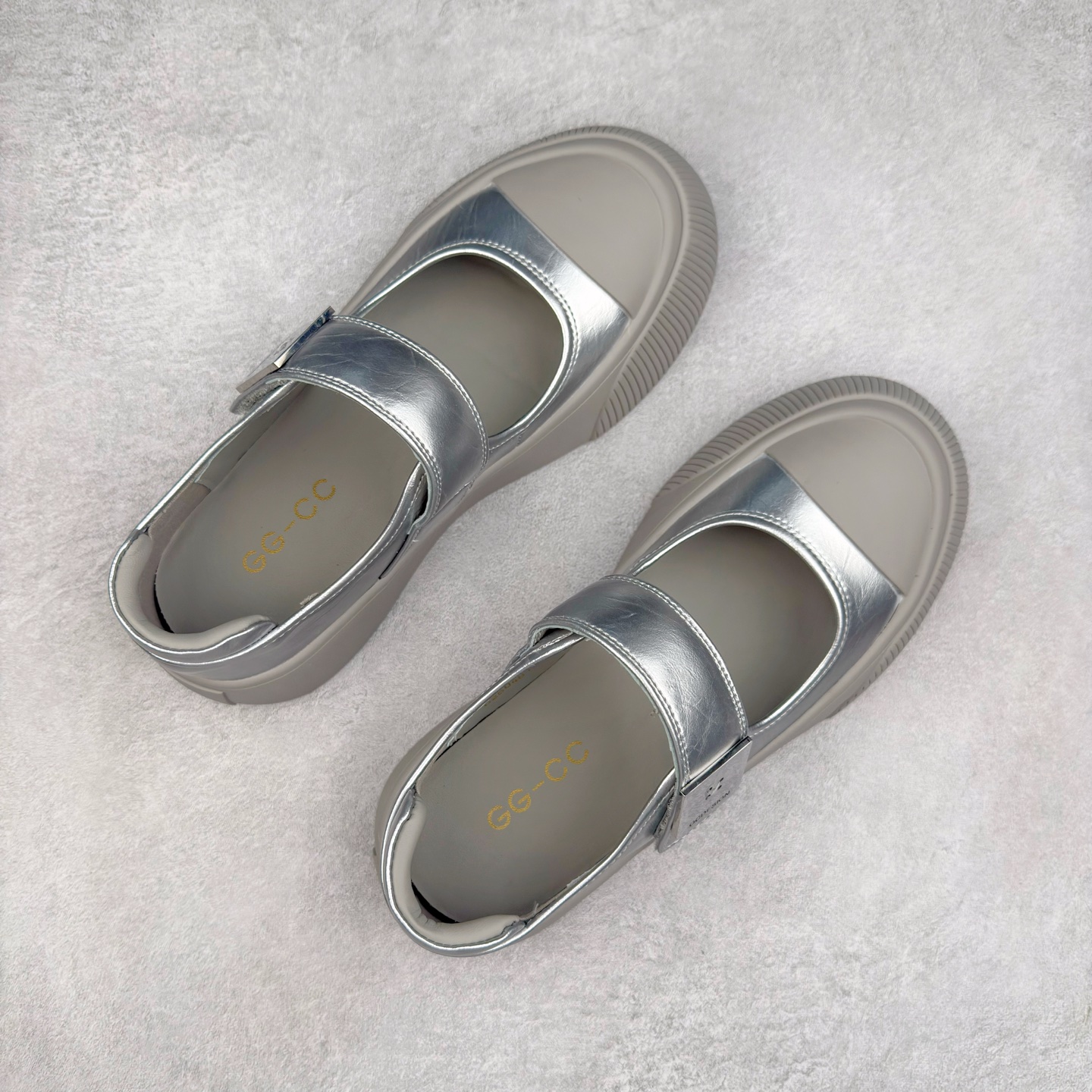 图片[3]-新晋潮流鞋靴品牌GGCC夏季新款 4.5cm厚底【银河微光】陈都灵同款 GG-CC厚底芭蕾舞 法式玛丽珍单鞋 夏季踏青舒适度和少女感我都要 金属方扣实属摩登小心机 舒适!百搭性!摩登圆润饱满楦头! 纹裂金属牛皮!柔韧有型!光泽雅致 羊皮革垫脚!亲肤细腻!透气舒爽! 优化比例!视觉增高! 橡胶大底止滑耐磨步稳回弹! 给#女生的宝藏休闲鞋 货号：G25U4817 尺码：35 36 37 38 39 40-选品中心