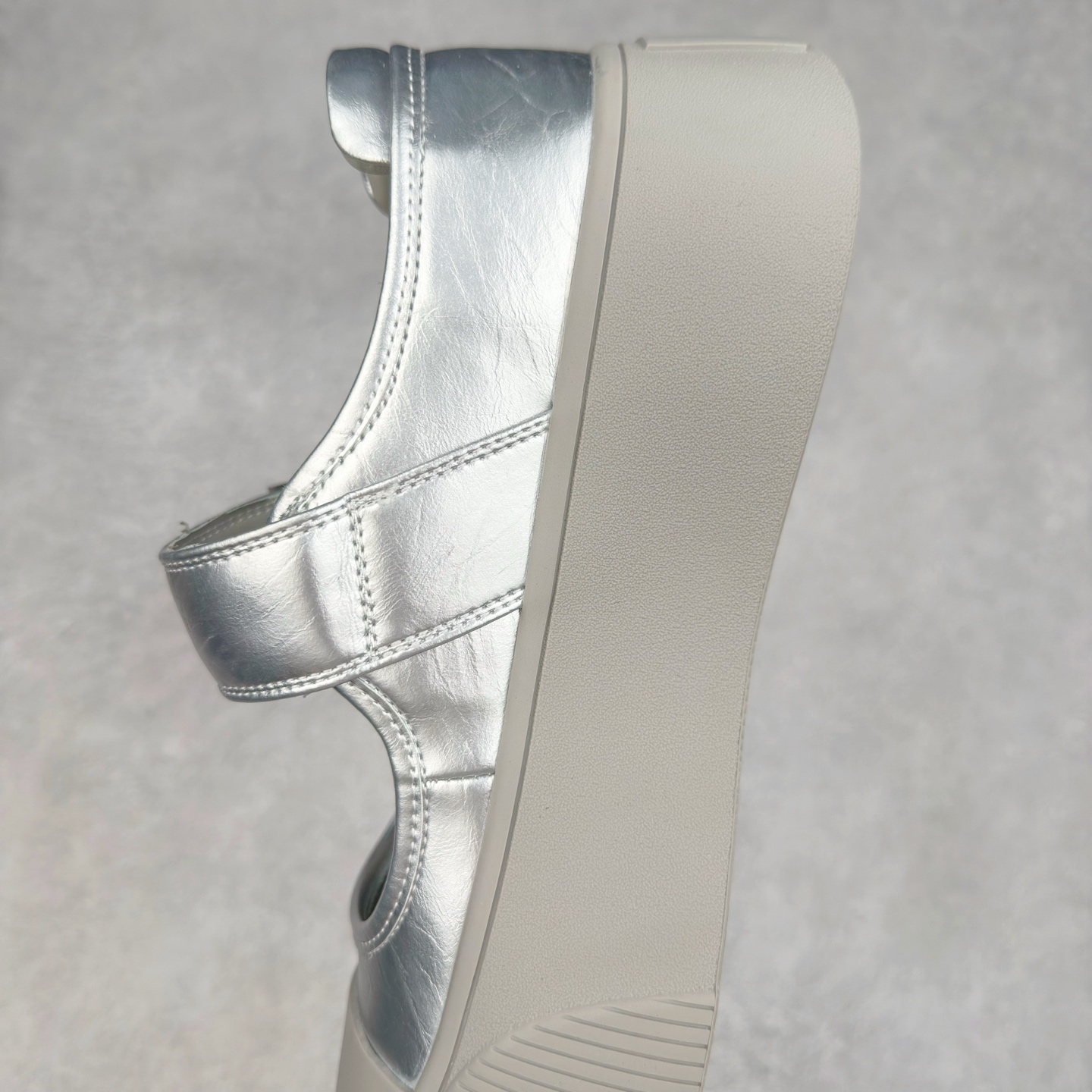 图片[7]-新晋潮流鞋靴品牌GGCC夏季新款 4.5cm厚底【银河微光】陈都灵同款 GG-CC厚底芭蕾舞 法式玛丽珍单鞋 夏季踏青舒适度和少女感我都要 金属方扣实属摩登小心机 舒适!百搭性!摩登圆润饱满楦头! 纹裂金属牛皮!柔韧有型!光泽雅致 羊皮革垫脚!亲肤细腻!透气舒爽! 优化比例!视觉增高! 橡胶大底止滑耐磨步稳回弹! 给#女生的宝藏休闲鞋 货号：G25U4817 尺码：35 36 37 38 39 40-选品中心