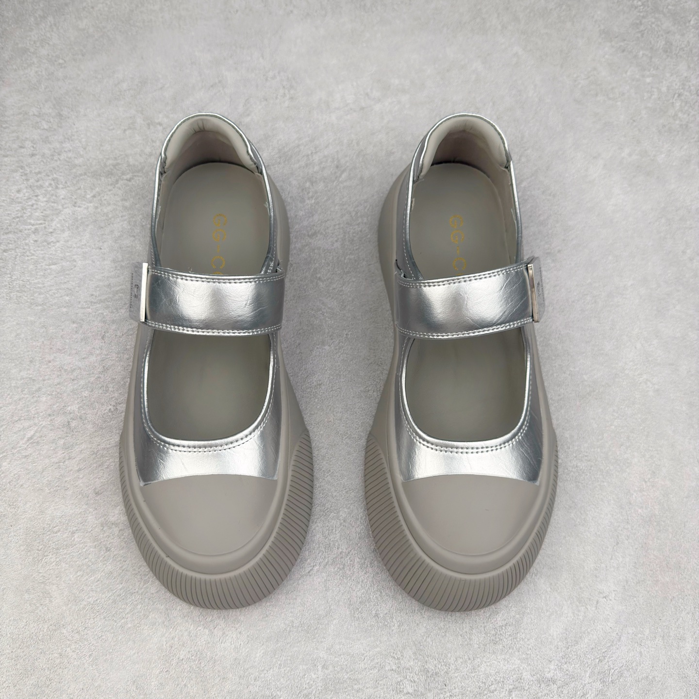 图片[2]-新晋潮流鞋靴品牌GGCC夏季新款 4.5cm厚底【银河微光】陈都灵同款 GG-CC厚底芭蕾舞 法式玛丽珍单鞋 夏季踏青舒适度和少女感我都要 金属方扣实属摩登小心机 舒适!百搭性!摩登圆润饱满楦头! 纹裂金属牛皮!柔韧有型!光泽雅致 羊皮革垫脚!亲肤细腻!透气舒爽! 优化比例!视觉增高! 橡胶大底止滑耐磨步稳回弹! 给#女生的宝藏休闲鞋 货号：G25U4817 尺码：35 36 37 38 39 40-选品中心