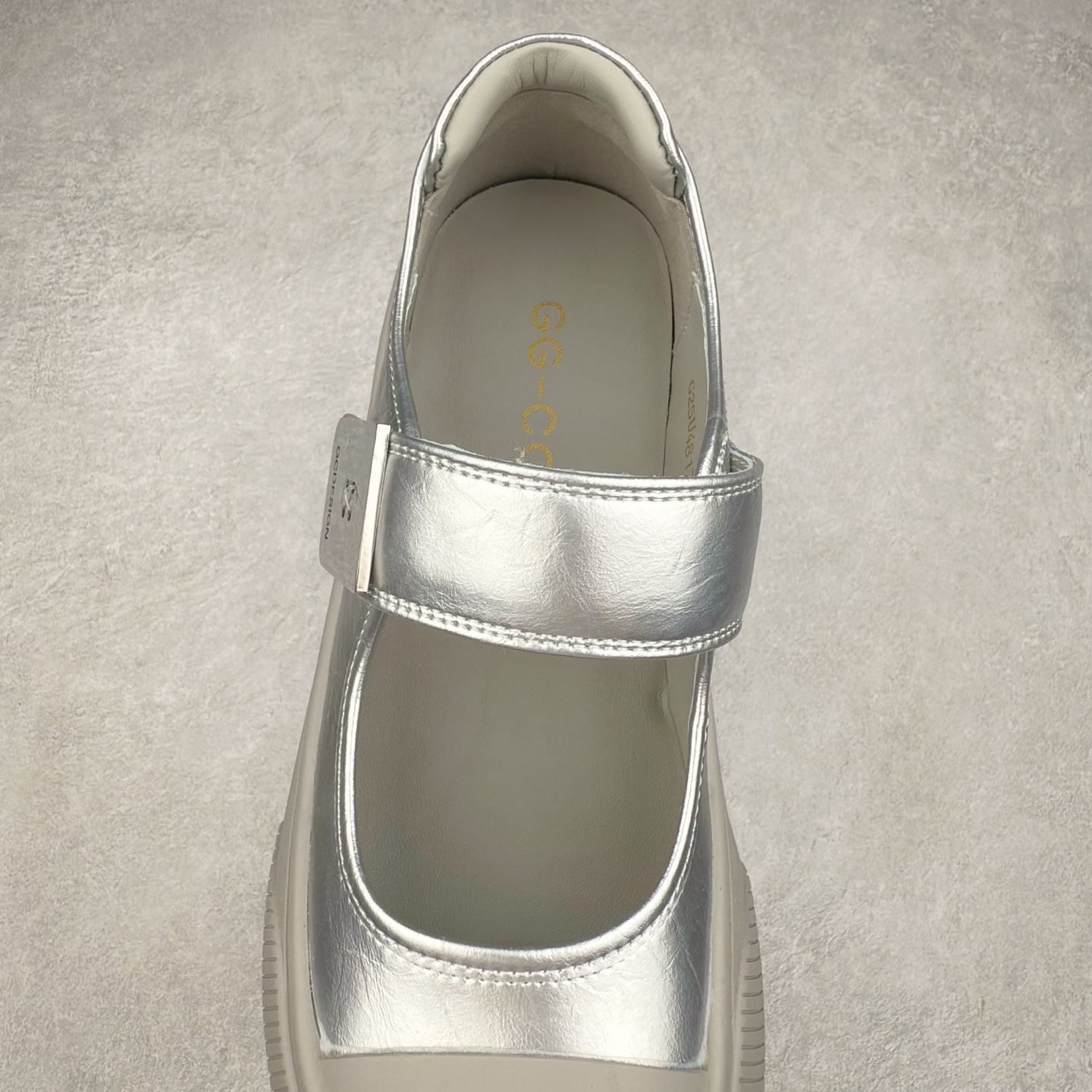 图片[5]-新晋潮流鞋靴品牌GGCC夏季新款 4.5cm厚底【银河微光】陈都灵同款 GG-CC厚底芭蕾舞 法式玛丽珍单鞋 夏季踏青舒适度和少女感我都要 金属方扣实属摩登小心机 舒适!百搭性!摩登圆润饱满楦头! 纹裂金属牛皮!柔韧有型!光泽雅致 羊皮革垫脚!亲肤细腻!透气舒爽! 优化比例!视觉增高! 橡胶大底止滑耐磨步稳回弹! 给#女生的宝藏休闲鞋 货号：G25U4817 尺码：35 36 37 38 39 40-选品中心