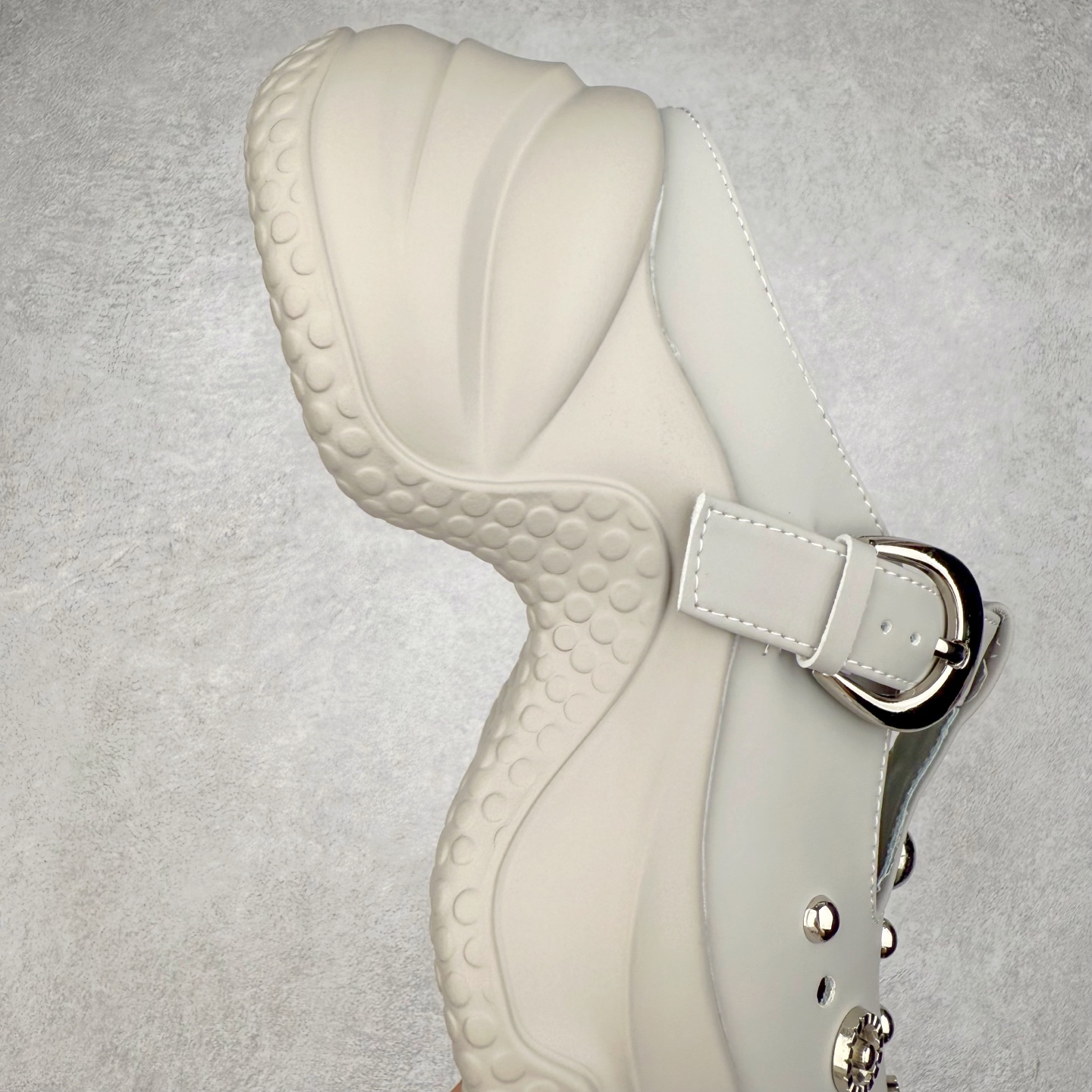 图片[6]-GG-CC 7.5CM 2025年夏季新款 时尚厚底洞洞拖鞋女通勤沙滩凉拖 MAX广东大厂出品‼ 品质推荐 春夏必备的一脚蹬包头洞洞拖鞋 厚底增高 拖拖的少女乐 秒变大长脚视感 百变穿搭 灵动闪闪的五金水钻点缀 简约大方 而不失高奢感 货号：G25S1502 尺码：35 36 37 38 39 40-选品中心