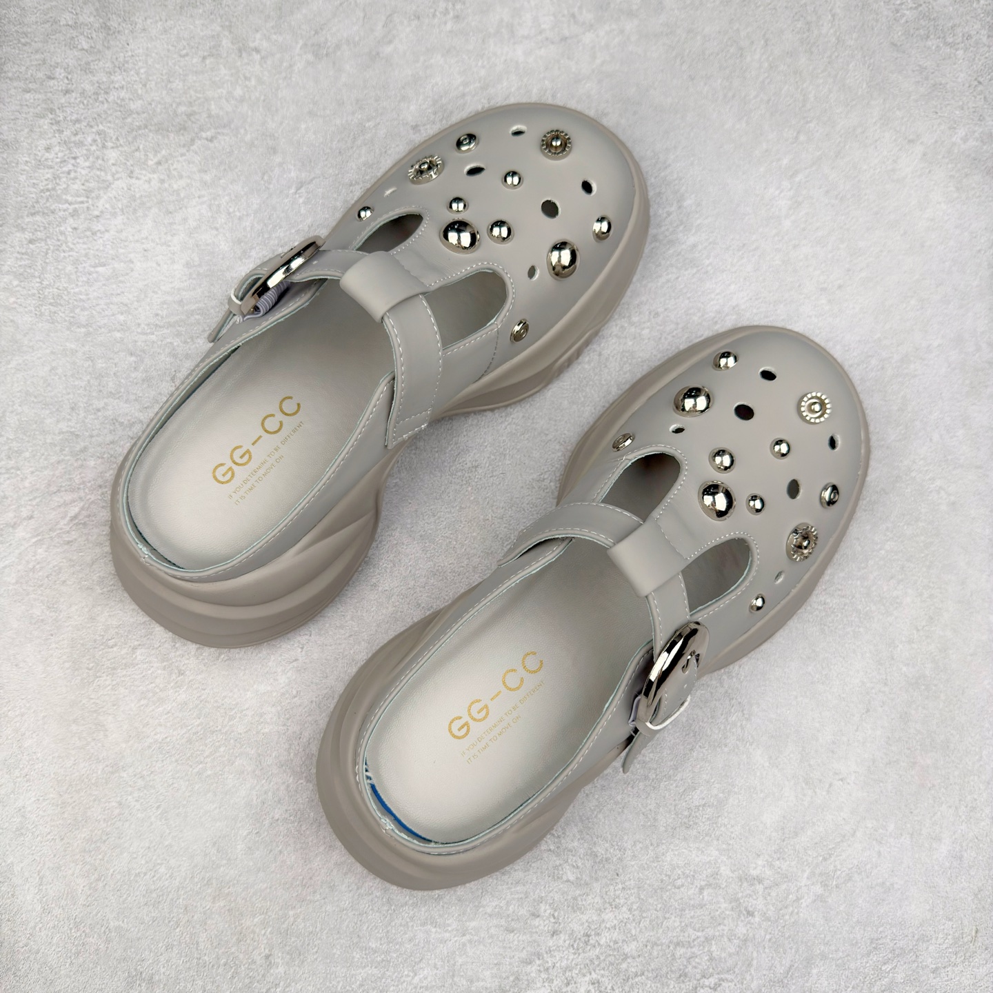 图片[3]-GG-CC 7.5CM 2025年夏季新款 时尚厚底洞洞拖鞋女通勤沙滩凉拖 MAX广东大厂出品‼ 品质推荐 春夏必备的一脚蹬包头洞洞拖鞋 厚底增高 拖拖的少女乐 秒变大长脚视感 百变穿搭 灵动闪闪的五金水钻点缀 简约大方 而不失高奢感 货号：G25S1502 尺码：35 36 37 38 39 40-选品中心