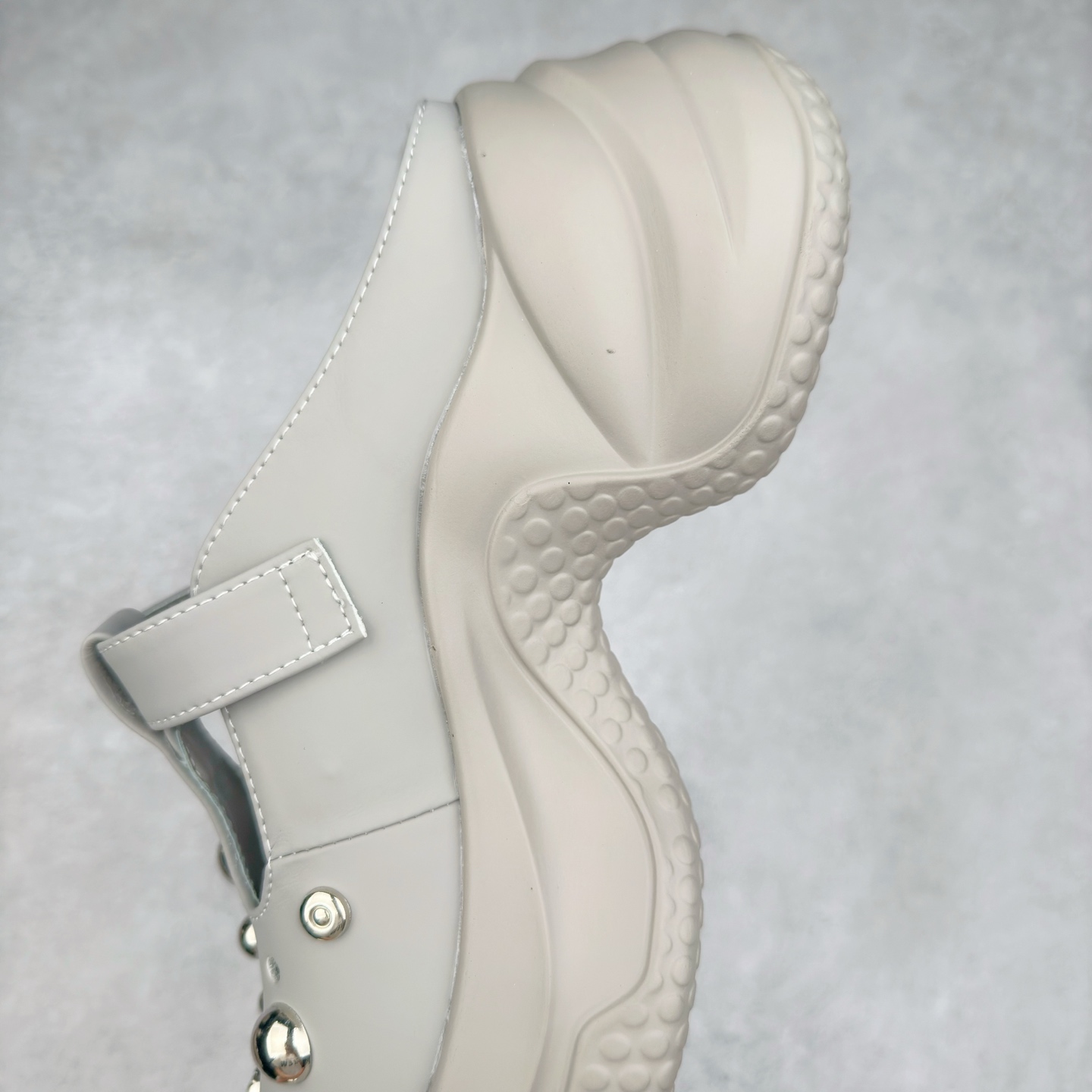 图片[7]-GG-CC 7.5CM 2025年夏季新款 时尚厚底洞洞拖鞋女通勤沙滩凉拖 MAX广东大厂出品‼ 品质推荐 春夏必备的一脚蹬包头洞洞拖鞋 厚底增高 拖拖的少女乐 秒变大长脚视感 百变穿搭 灵动闪闪的五金水钻点缀 简约大方 而不失高奢感 货号：G25S1502 尺码：35 36 37 38 39 40-选品中心