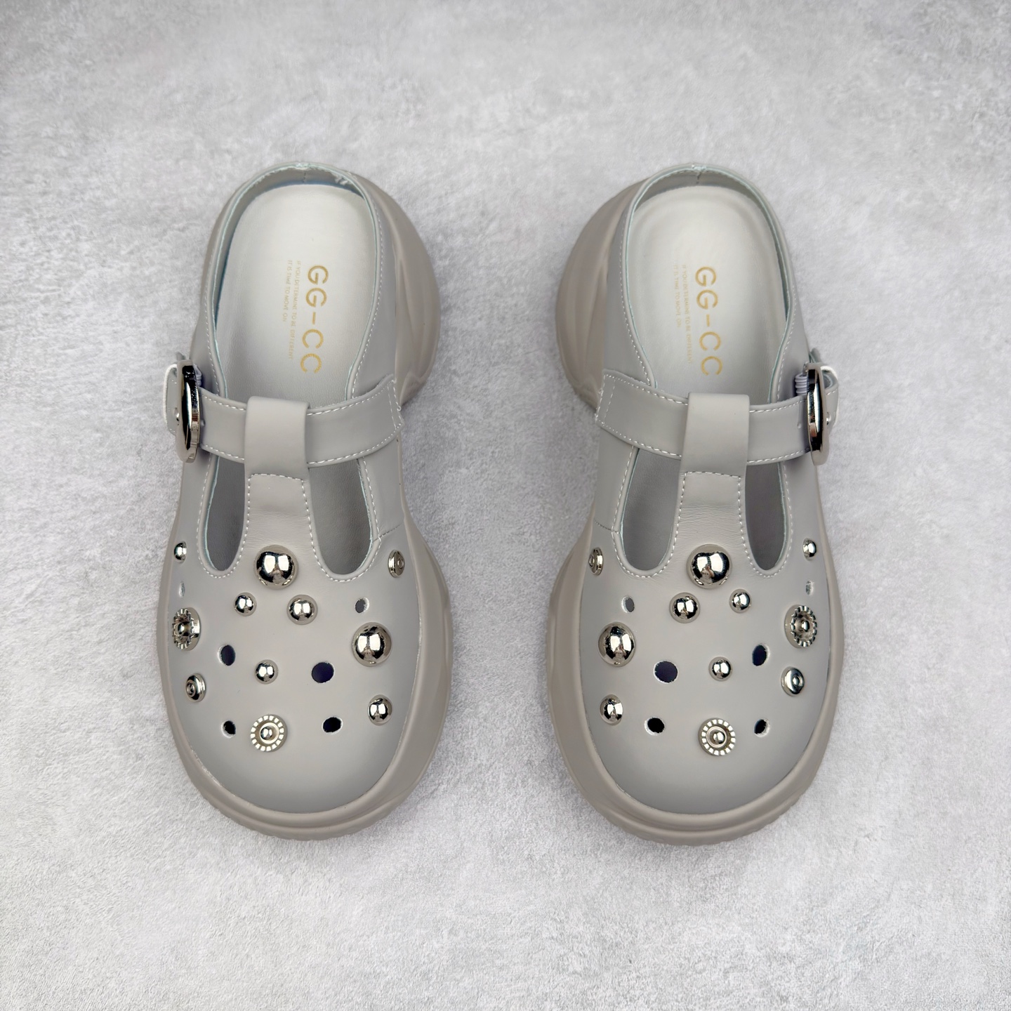 图片[2]-GG-CC 7.5CM 2025年夏季新款 时尚厚底洞洞拖鞋女通勤沙滩凉拖 MAX广东大厂出品‼ 品质推荐 春夏必备的一脚蹬包头洞洞拖鞋 厚底增高 拖拖的少女乐 秒变大长脚视感 百变穿搭 灵动闪闪的五金水钻点缀 简约大方 而不失高奢感 货号：G25S1502 尺码：35 36 37 38 39 40-选品中心