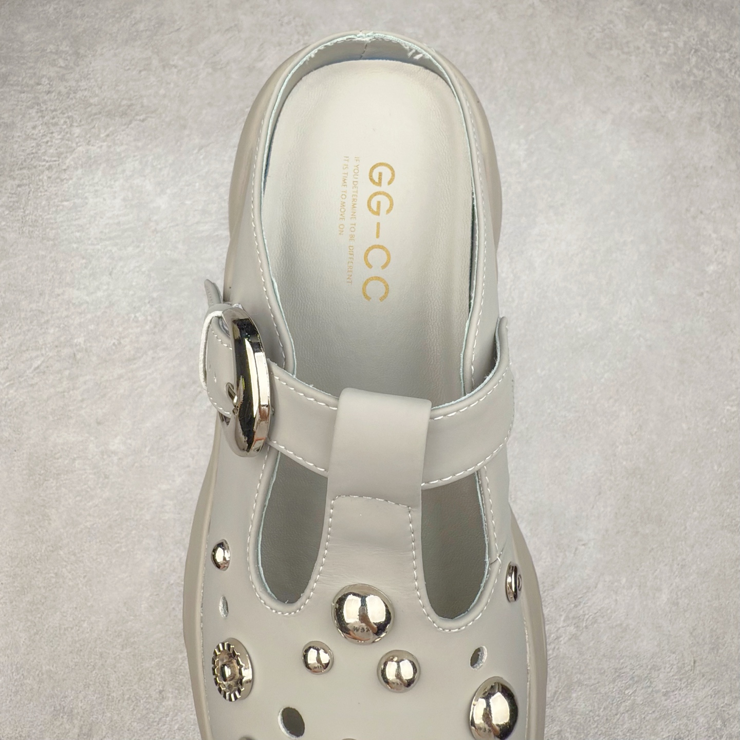 图片[5]-GG-CC 7.5CM 2025年夏季新款 时尚厚底洞洞拖鞋女通勤沙滩凉拖 MAX广东大厂出品‼ 品质推荐 春夏必备的一脚蹬包头洞洞拖鞋 厚底增高 拖拖的少女乐 秒变大长脚视感 百变穿搭 灵动闪闪的五金水钻点缀 简约大方 而不失高奢感 货号：G25S1502 尺码：35 36 37 38 39 40-选品中心