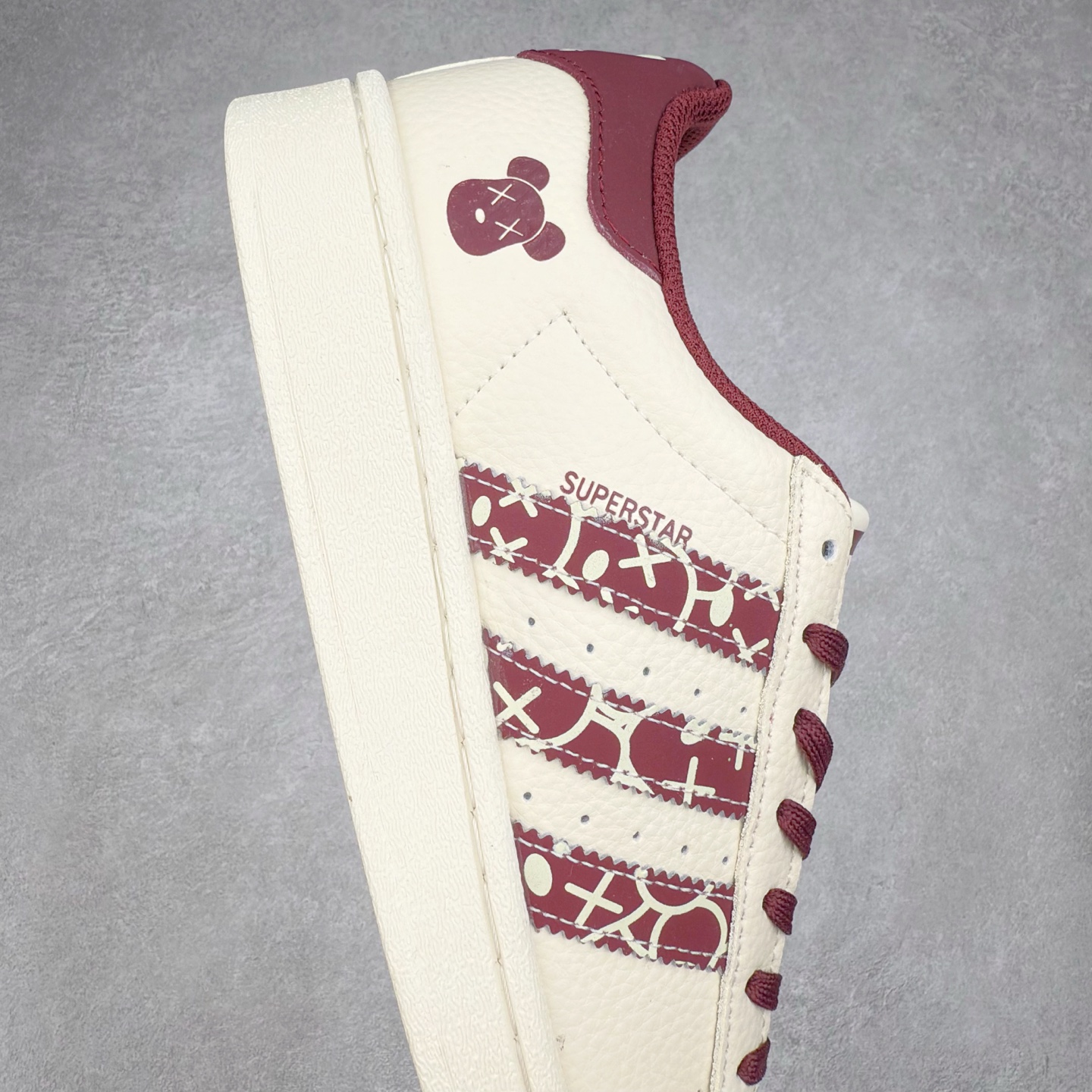 图片[6]-＃C2 AD Originals Superstar 经典复古贝壳头板鞋 AD8011 诞生于1969年 是第一双将全皮面鞋 身与橡胶鞋头结合在一起的低帮篮球鞋 Superstar最开始 是作为高帮篮球鞋Pro Model的低帮版本而出现的 但因为其独特和醒目的橡胶鞋头造型而让大家熟知 被大家形象地称为\\\”shelltoe\\\”贝壳头 在70年代的美国职业篮球场上 接近3/4的NBA球员都将这双Superstar作为场上用鞋 80年代之后 经过不断的改良和发展 Superstar逐渐成为横跨时装、音乐、街头文化、休闲和运动等各大领域的时尚潮鞋 尺码：36 36.5 37 38 38.5 39 40 40.5 41 42 42.5 43 44 44.5 45-选品中心