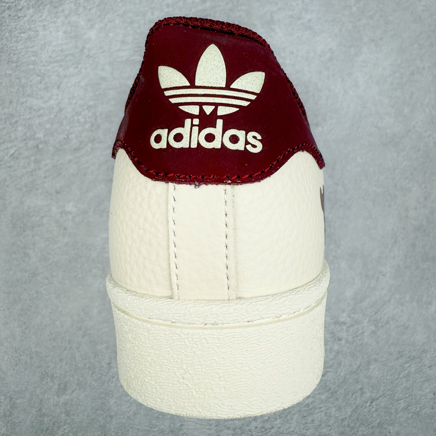 图片[8]-＃C2 AD Originals Superstar 经典复古贝壳头板鞋 AD8011 诞生于1969年 是第一双将全皮面鞋 身与橡胶鞋头结合在一起的低帮篮球鞋 Superstar最开始 是作为高帮篮球鞋Pro Model的低帮版本而出现的 但因为其独特和醒目的橡胶鞋头造型而让大家熟知 被大家形象地称为\\\”shelltoe\\\”贝壳头 在70年代的美国职业篮球场上 接近3/4的NBA球员都将这双Superstar作为场上用鞋 80年代之后 经过不断的改良和发展 Superstar逐渐成为横跨时装、音乐、街头文化、休闲和运动等各大领域的时尚潮鞋 尺码：36 36.5 37 38 38.5 39 40 40.5 41 42 42.5 43 44 44.5 45-选品中心