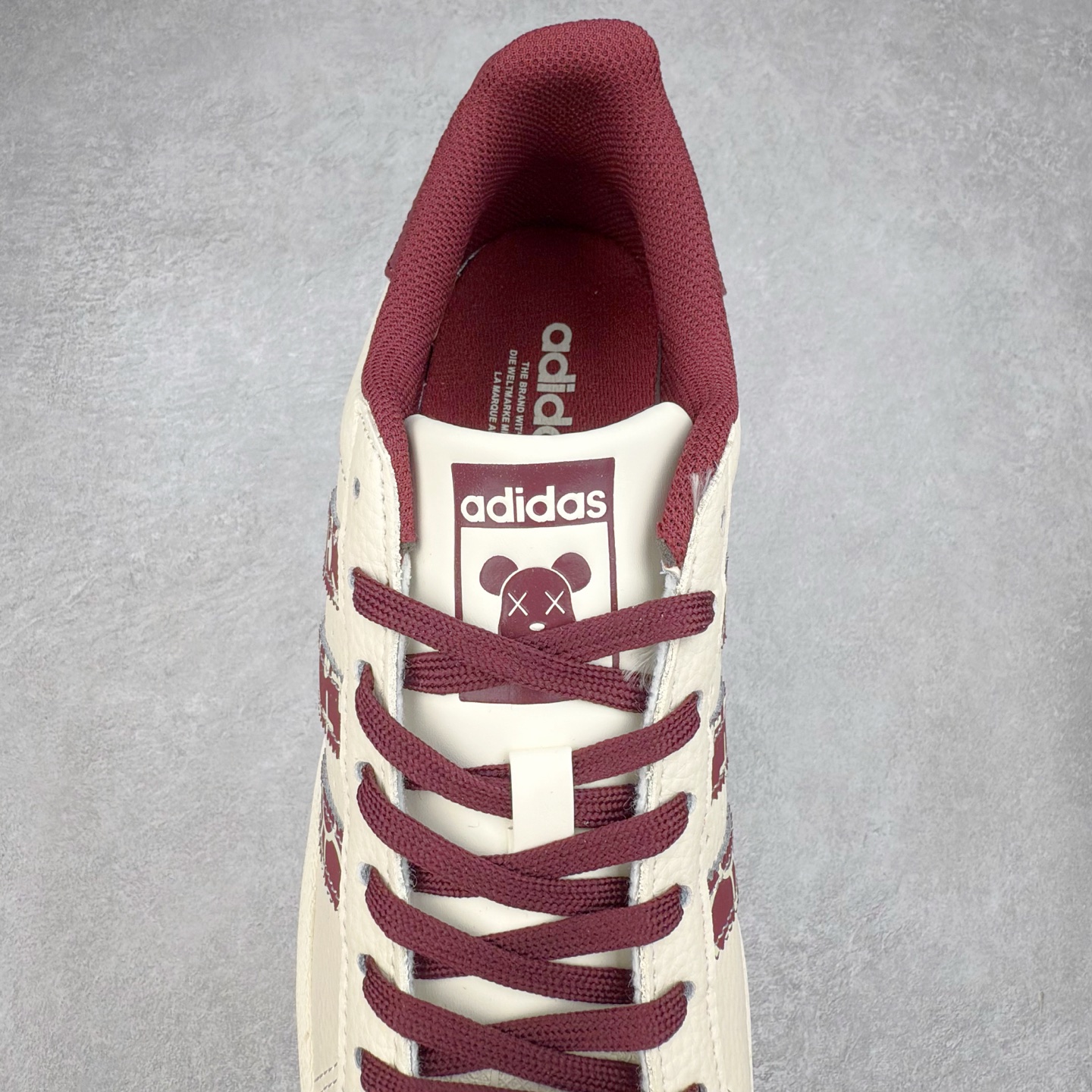 图片[5]-＃C2 AD Originals Superstar 经典复古贝壳头板鞋 AD8011 诞生于1969年 是第一双将全皮面鞋 身与橡胶鞋头结合在一起的低帮篮球鞋 Superstar最开始 是作为高帮篮球鞋Pro Model的低帮版本而出现的 但因为其独特和醒目的橡胶鞋头造型而让大家熟知 被大家形象地称为\\\”shelltoe\\\”贝壳头 在70年代的美国职业篮球场上 接近3/4的NBA球员都将这双Superstar作为场上用鞋 80年代之后 经过不断的改良和发展 Superstar逐渐成为横跨时装、音乐、街头文化、休闲和运动等各大领域的时尚潮鞋 尺码：36 36.5 37 38 38.5 39 40 40.5 41 42 42.5 43 44 44.5 45-选品中心