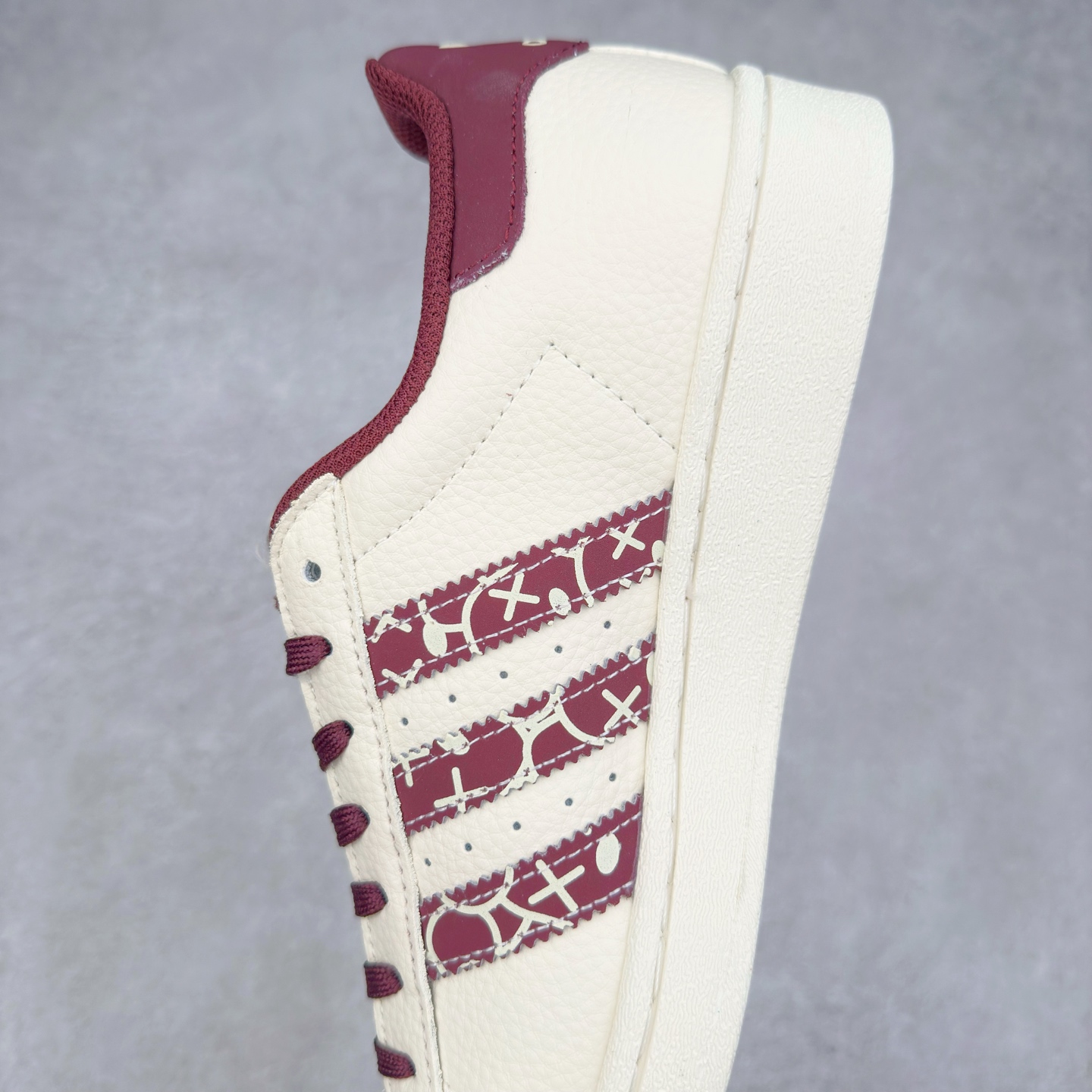 图片[7]-＃C2 AD Originals Superstar 经典复古贝壳头板鞋 AD8011 诞生于1969年 是第一双将全皮面鞋 身与橡胶鞋头结合在一起的低帮篮球鞋 Superstar最开始 是作为高帮篮球鞋Pro Model的低帮版本而出现的 但因为其独特和醒目的橡胶鞋头造型而让大家熟知 被大家形象地称为\\\”shelltoe\\\”贝壳头 在70年代的美国职业篮球场上 接近3/4的NBA球员都将这双Superstar作为场上用鞋 80年代之后 经过不断的改良和发展 Superstar逐渐成为横跨时装、音乐、街头文化、休闲和运动等各大领域的时尚潮鞋 尺码：36 36.5 37 38 38.5 39 40 40.5 41 42 42.5 43 44 44.5 45-选品中心