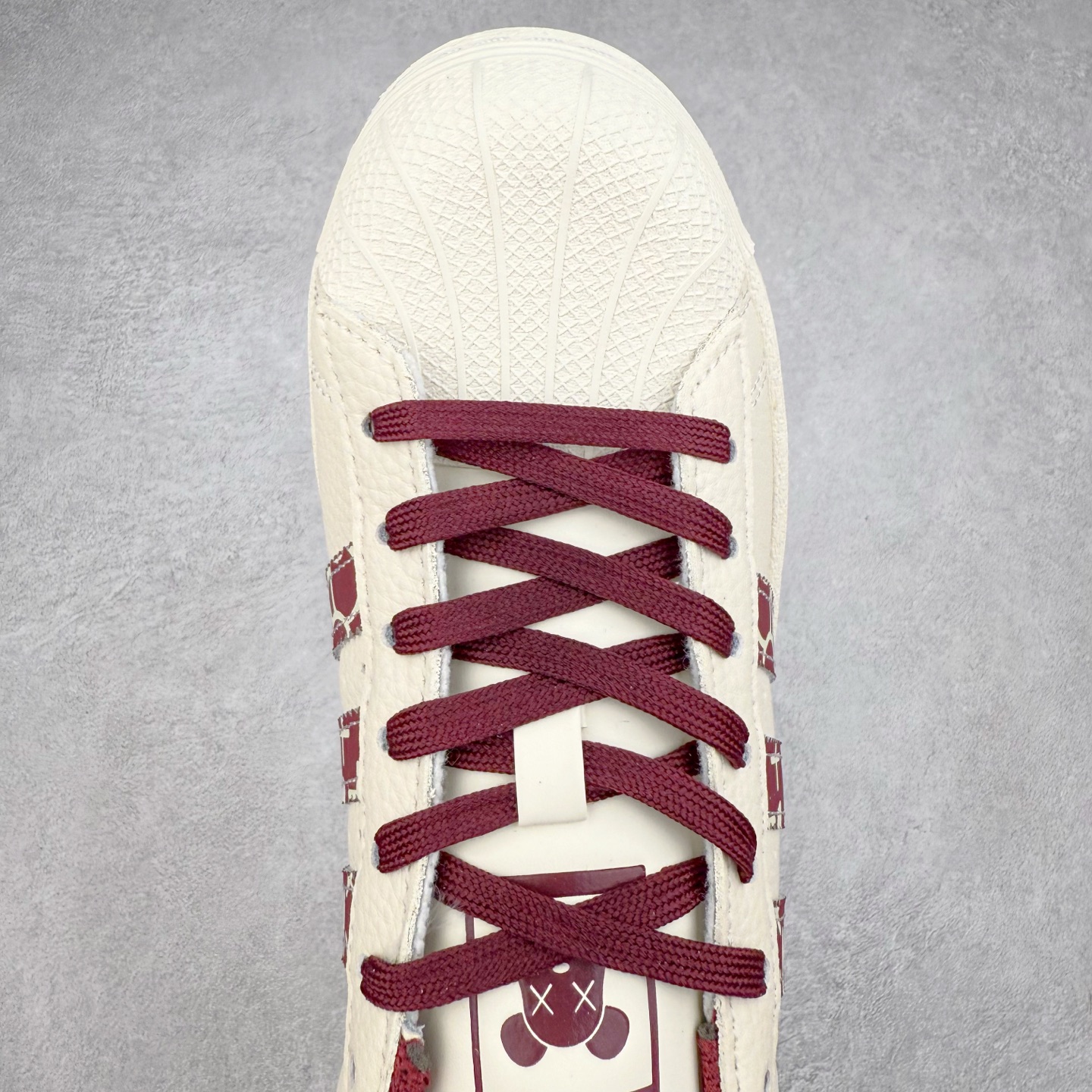 图片[4]-＃C2 AD Originals Superstar 经典复古贝壳头板鞋 AD8011 诞生于1969年 是第一双将全皮面鞋 身与橡胶鞋头结合在一起的低帮篮球鞋 Superstar最开始 是作为高帮篮球鞋Pro Model的低帮版本而出现的 但因为其独特和醒目的橡胶鞋头造型而让大家熟知 被大家形象地称为\\\”shelltoe\\\”贝壳头 在70年代的美国职业篮球场上 接近3/4的NBA球员都将这双Superstar作为场上用鞋 80年代之后 经过不断的改良和发展 Superstar逐渐成为横跨时装、音乐、街头文化、休闲和运动等各大领域的时尚潮鞋 尺码：36 36.5 37 38 38.5 39 40 40.5 41 42 42.5 43 44 44.5 45-选品中心