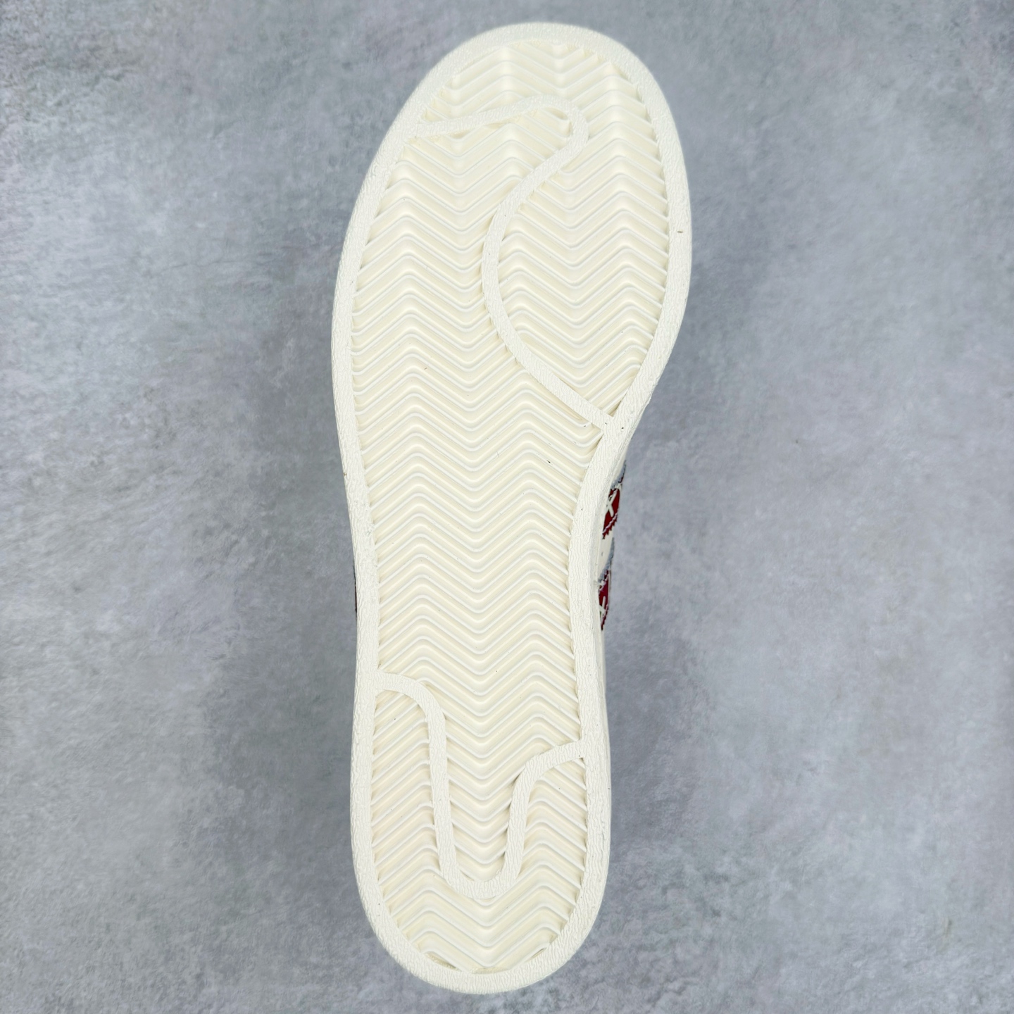 图片[9]-＃C2 AD Originals Superstar 经典复古贝壳头板鞋 AD8011 诞生于1969年 是第一双将全皮面鞋 身与橡胶鞋头结合在一起的低帮篮球鞋 Superstar最开始 是作为高帮篮球鞋Pro Model的低帮版本而出现的 但因为其独特和醒目的橡胶鞋头造型而让大家熟知 被大家形象地称为\\\”shelltoe\\\”贝壳头 在70年代的美国职业篮球场上 接近3/4的NBA球员都将这双Superstar作为场上用鞋 80年代之后 经过不断的改良和发展 Superstar逐渐成为横跨时装、音乐、街头文化、休闲和运动等各大领域的时尚潮鞋 尺码：36 36.5 37 38 38.5 39 40 40.5 41 42 42.5 43 44 44.5 45-选品中心