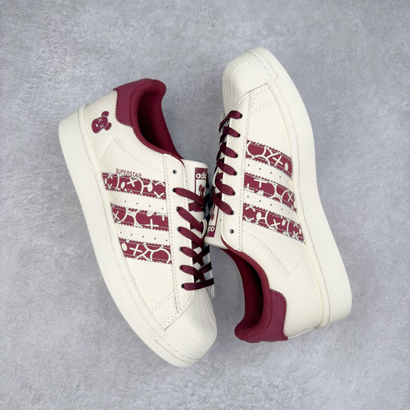 图片[3]-＃C2 AD Originals Superstar 经典复古贝壳头板鞋 AD8011 诞生于1969年 是第一双将全皮面鞋 身与橡胶鞋头结合在一起的低帮篮球鞋 Superstar最开始 是作为高帮篮球鞋Pro Model的低帮版本而出现的 但因为其独特和醒目的橡胶鞋头造型而让大家熟知 被大家形象地称为\\\”shelltoe\\\”贝壳头 在70年代的美国职业篮球场上 接近3/4的NBA球员都将这双Superstar作为场上用鞋 80年代之后 经过不断的改良和发展 Superstar逐渐成为横跨时装、音乐、街头文化、休闲和运动等各大领域的时尚潮鞋 尺码：36 36.5 37 38 38.5 39 40 40.5 41 42 42.5 43 44 44.5 45-选品中心