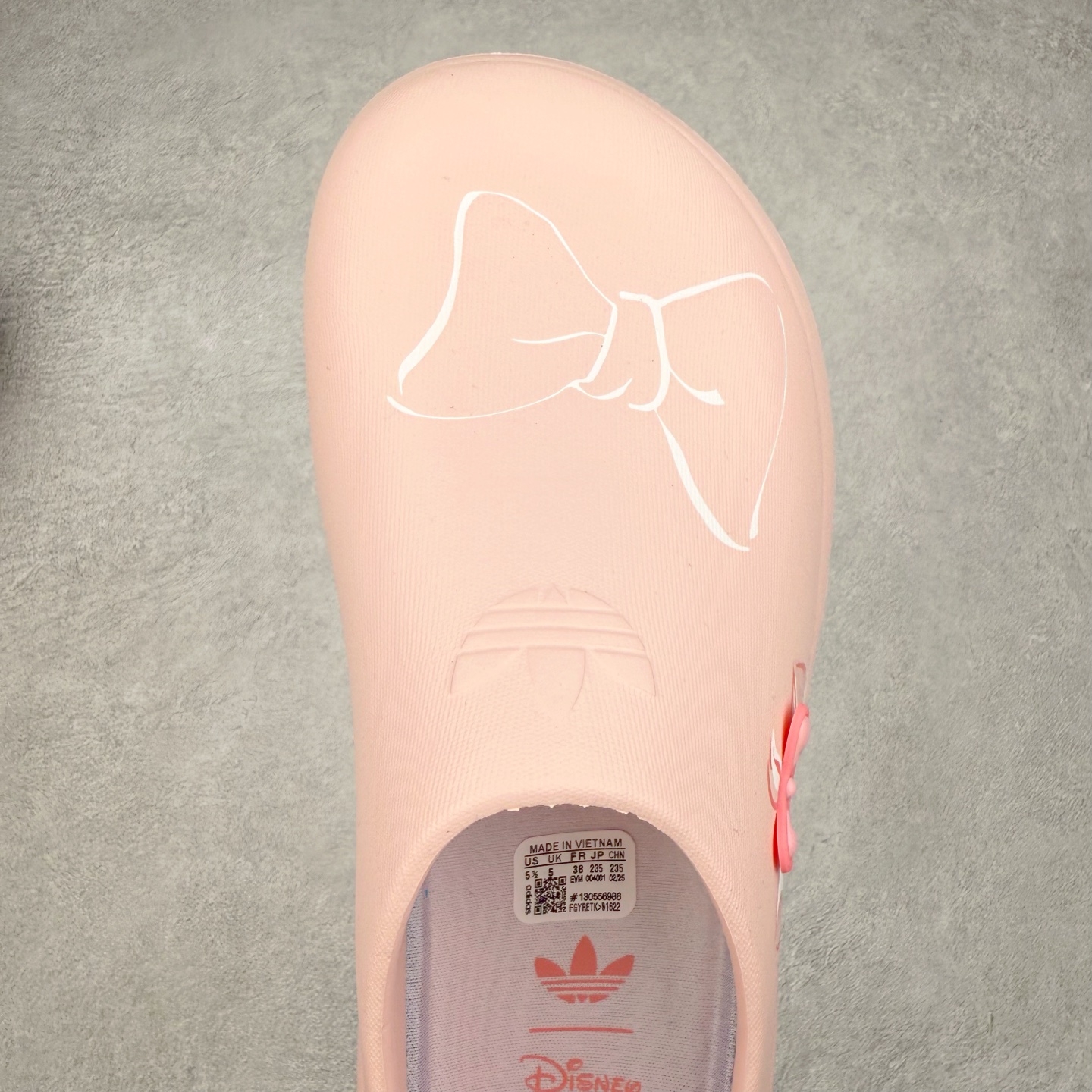 图片[4]-AD Originals AdiFOM Superstar Mule 防滑耐磨轻便运动凉鞋穆勒厨师鞋 这款拖鞋旨在致敬经典的贝壳头简约鞋面和后跟细节灵感源于原版 并通过厚实的比例和超光滑的触感 带来现代风格的革新 采用含有甘蔗制成的泡沫材料 心系环保 摆脱绑带或鞋带束缚 易于穿脱 保持舒适 采用天然可再生材料 旨在帮助减少塑料污染 偏小一码 尺码：36 37 38 39 40 41 42 43 44 45-选品中心