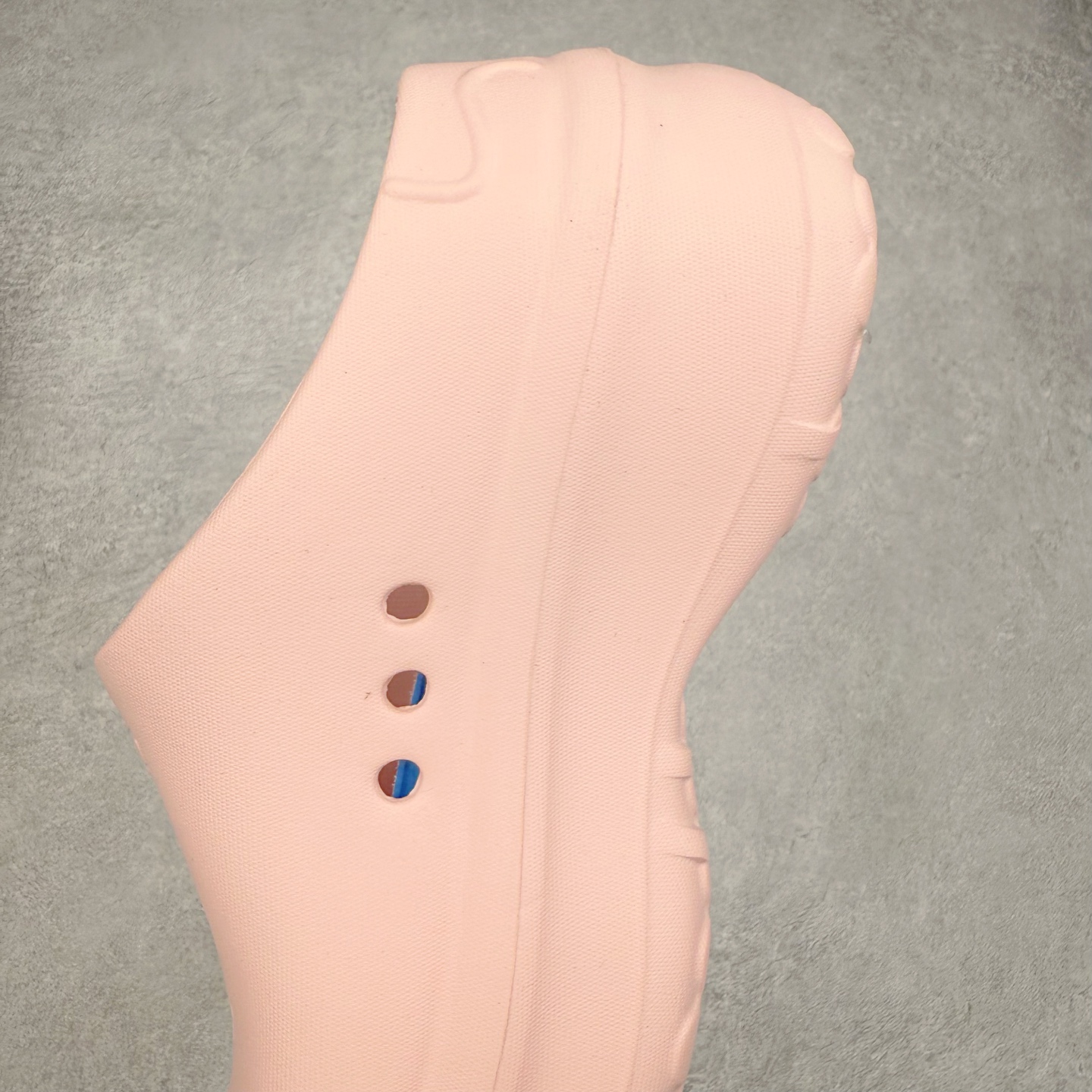 图片[7]-AD Originals AdiFOM Superstar Mule 防滑耐磨轻便运动凉鞋穆勒厨师鞋 这款拖鞋旨在致敬经典的贝壳头简约鞋面和后跟细节灵感源于原版 并通过厚实的比例和超光滑的触感 带来现代风格的革新 采用含有甘蔗制成的泡沫材料 心系环保 摆脱绑带或鞋带束缚 易于穿脱 保持舒适 采用天然可再生材料 旨在帮助减少塑料污染 偏小一码 尺码：36 37 38 39 40 41 42 43 44 45-选品中心