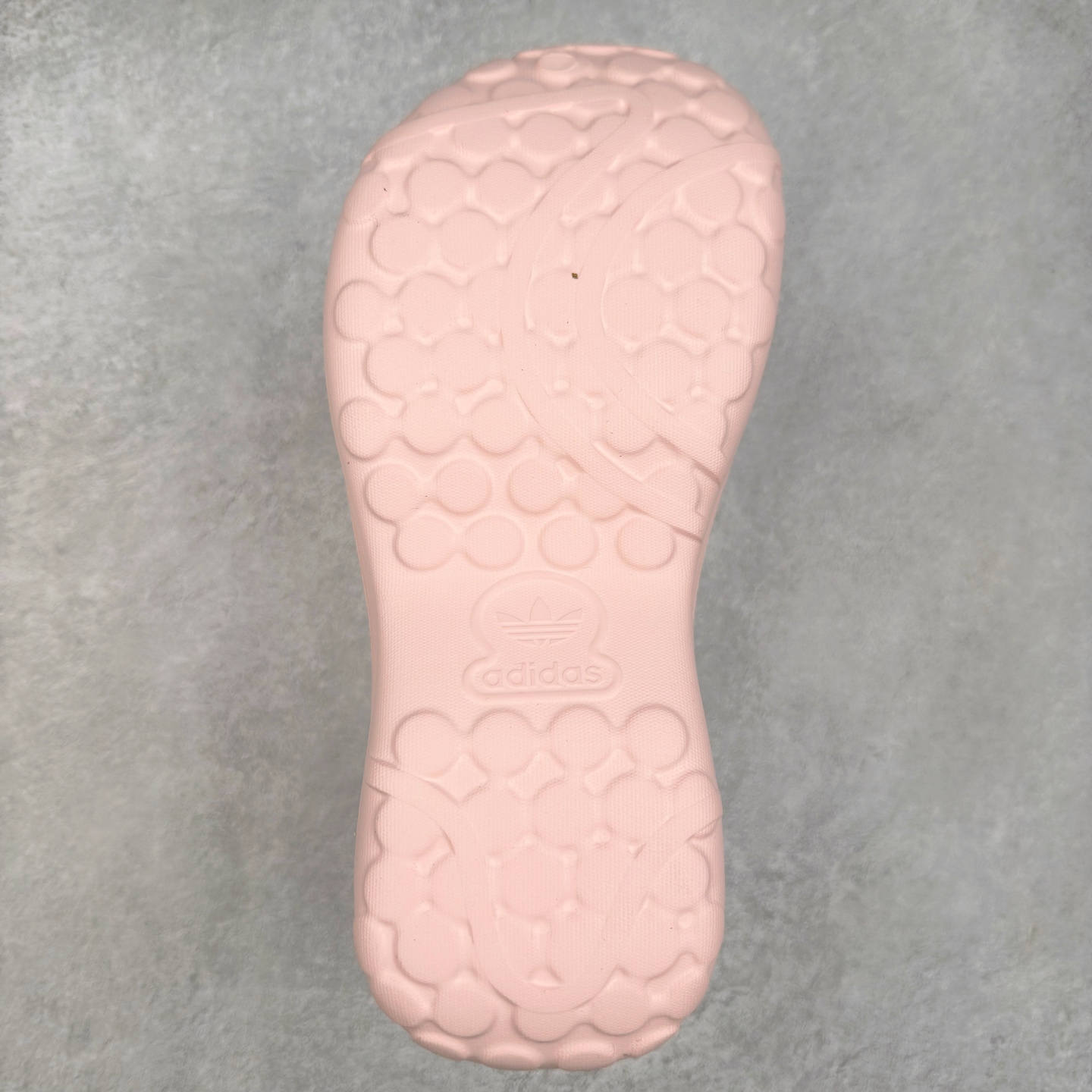 图片[9]-AD Originals AdiFOM Superstar Mule 防滑耐磨轻便运动凉鞋穆勒厨师鞋 这款拖鞋旨在致敬经典的贝壳头简约鞋面和后跟细节灵感源于原版 并通过厚实的比例和超光滑的触感 带来现代风格的革新 采用含有甘蔗制成的泡沫材料 心系环保 摆脱绑带或鞋带束缚 易于穿脱 保持舒适 采用天然可再生材料 旨在帮助减少塑料污染 偏小一码 尺码：36 37 38 39 40 41 42 43 44 45-选品中心