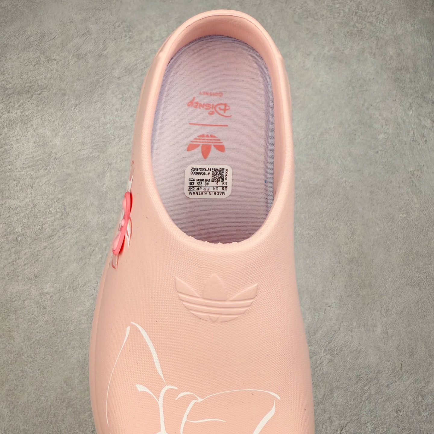 图片[5]-AD Originals AdiFOM Superstar Mule 防滑耐磨轻便运动凉鞋穆勒厨师鞋 这款拖鞋旨在致敬经典的贝壳头简约鞋面和后跟细节灵感源于原版 并通过厚实的比例和超光滑的触感 带来现代风格的革新 采用含有甘蔗制成的泡沫材料 心系环保 摆脱绑带或鞋带束缚 易于穿脱 保持舒适 采用天然可再生材料 旨在帮助减少塑料污染 偏小一码 尺码：36 37 38 39 40 41 42 43 44 45-选品中心