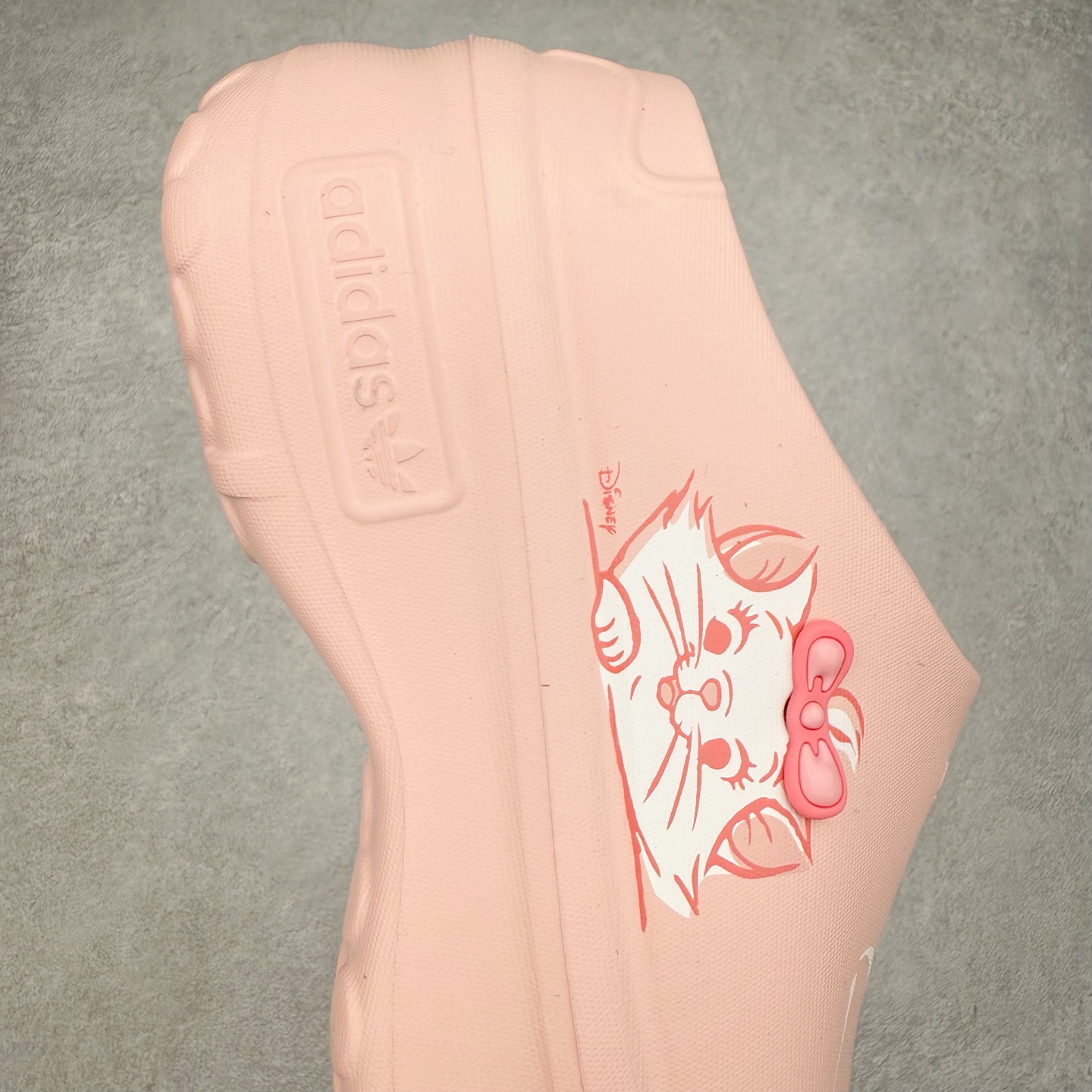 图片[6]-AD Originals AdiFOM Superstar Mule 防滑耐磨轻便运动凉鞋穆勒厨师鞋 这款拖鞋旨在致敬经典的贝壳头简约鞋面和后跟细节灵感源于原版 并通过厚实的比例和超光滑的触感 带来现代风格的革新 采用含有甘蔗制成的泡沫材料 心系环保 摆脱绑带或鞋带束缚 易于穿脱 保持舒适 采用天然可再生材料 旨在帮助减少塑料污染 偏小一码 尺码：36 37 38 39 40 41 42 43 44 45-选品中心