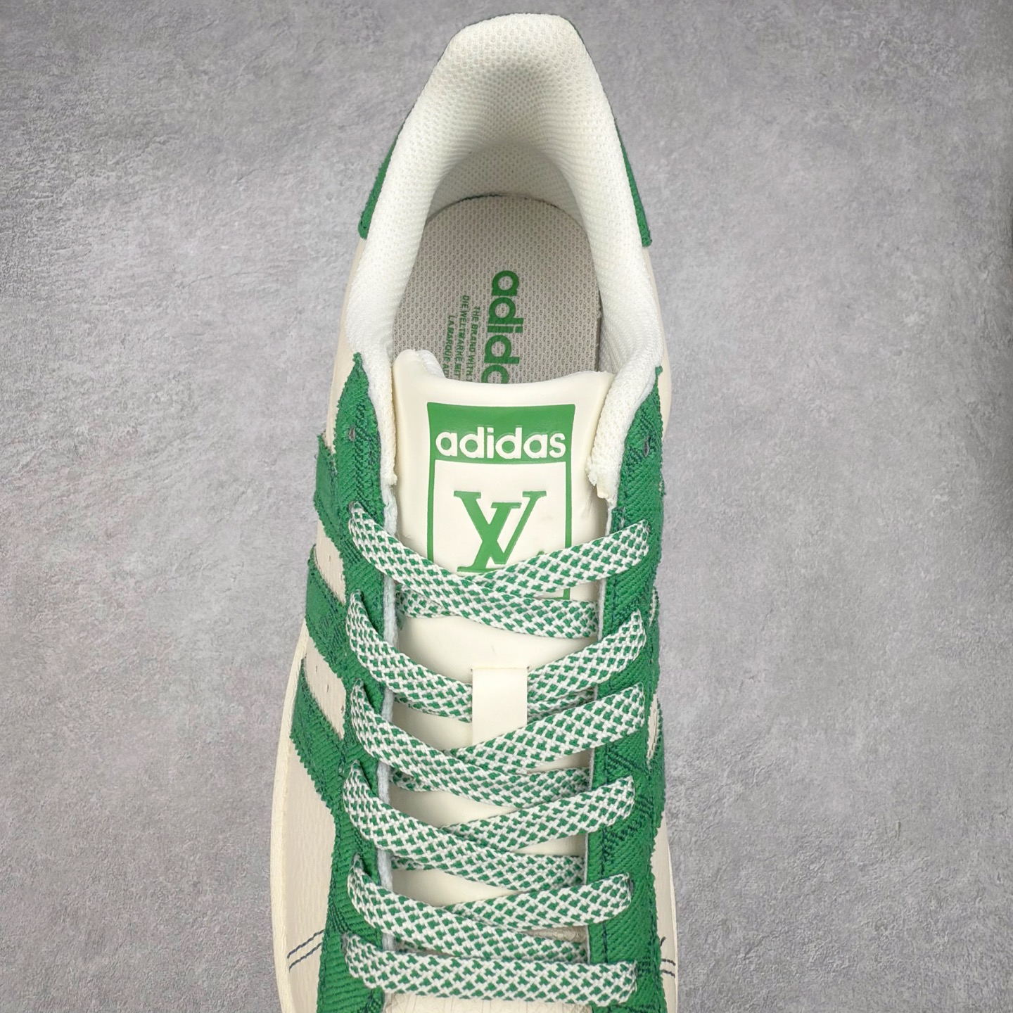 图片[5]-＃C2 AD Originals Superstar 经典复古贝壳头板鞋 XS0017 诞生于1969年 是第一双将全皮面鞋 身与橡胶鞋头结合在一起的低帮篮球鞋 Superstar最开始 是作为高帮篮球鞋Pro Model的低帮版本而出现的 但因为其独特和醒目的橡胶鞋头造型而让大家熟知 被大家形象地称为\\\”shelltoe\\\”贝壳头 在70年代的美国职业篮球场上 接近3/4的NBA球员都将这双Superstar作为场上用鞋 80年代之后 经过不断的改良和发展 Superstar逐渐成为横跨时装、音乐、街头文化、休闲和运动等各大领域的时尚潮鞋 尺码：36 36.5 37 38 38.5 39 40 40.5 41 42 42.5 43 44 44.5 45-选品中心