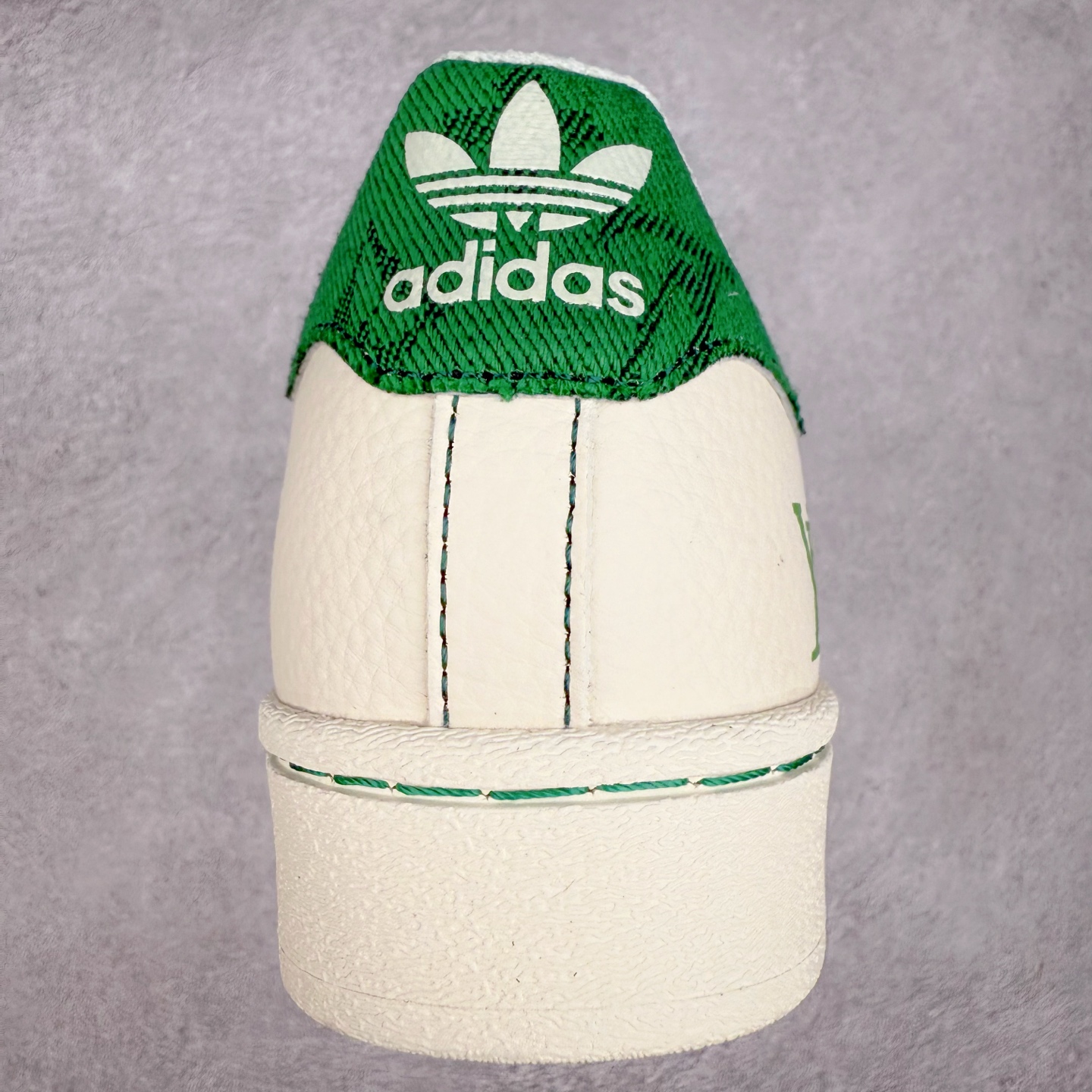 图片[8]-＃C2 AD Originals Superstar 经典复古贝壳头板鞋 XS0017 诞生于1969年 是第一双将全皮面鞋 身与橡胶鞋头结合在一起的低帮篮球鞋 Superstar最开始 是作为高帮篮球鞋Pro Model的低帮版本而出现的 但因为其独特和醒目的橡胶鞋头造型而让大家熟知 被大家形象地称为\\\”shelltoe\\\”贝壳头 在70年代的美国职业篮球场上 接近3/4的NBA球员都将这双Superstar作为场上用鞋 80年代之后 经过不断的改良和发展 Superstar逐渐成为横跨时装、音乐、街头文化、休闲和运动等各大领域的时尚潮鞋 尺码：36 36.5 37 38 38.5 39 40 40.5 41 42 42.5 43 44 44.5 45-选品中心