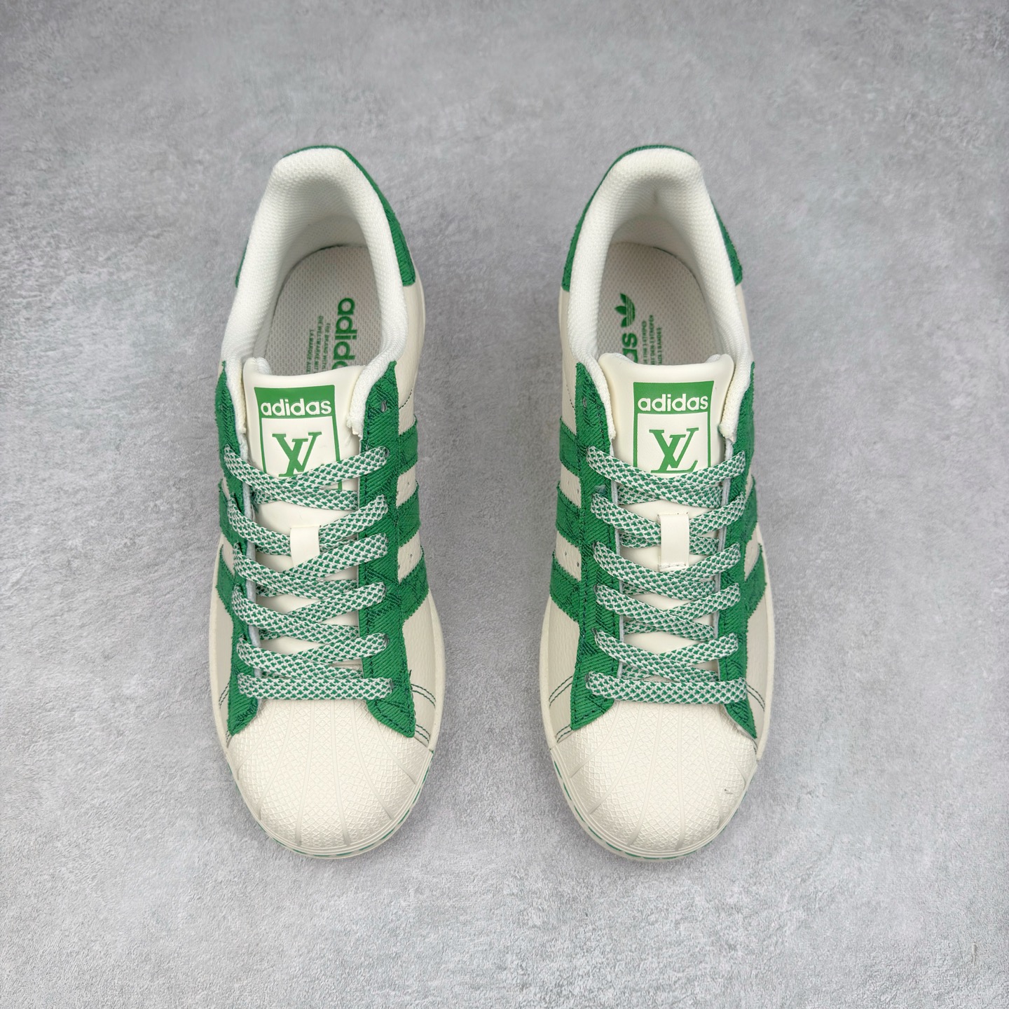 图片[2]-＃C2 AD Originals Superstar 经典复古贝壳头板鞋 XS0017 诞生于1969年 是第一双将全皮面鞋 身与橡胶鞋头结合在一起的低帮篮球鞋 Superstar最开始 是作为高帮篮球鞋Pro Model的低帮版本而出现的 但因为其独特和醒目的橡胶鞋头造型而让大家熟知 被大家形象地称为\\\”shelltoe\\\”贝壳头 在70年代的美国职业篮球场上 接近3/4的NBA球员都将这双Superstar作为场上用鞋 80年代之后 经过不断的改良和发展 Superstar逐渐成为横跨时装、音乐、街头文化、休闲和运动等各大领域的时尚潮鞋 尺码：36 36.5 37 38 38.5 39 40 40.5 41 42 42.5 43 44 44.5 45-选品中心