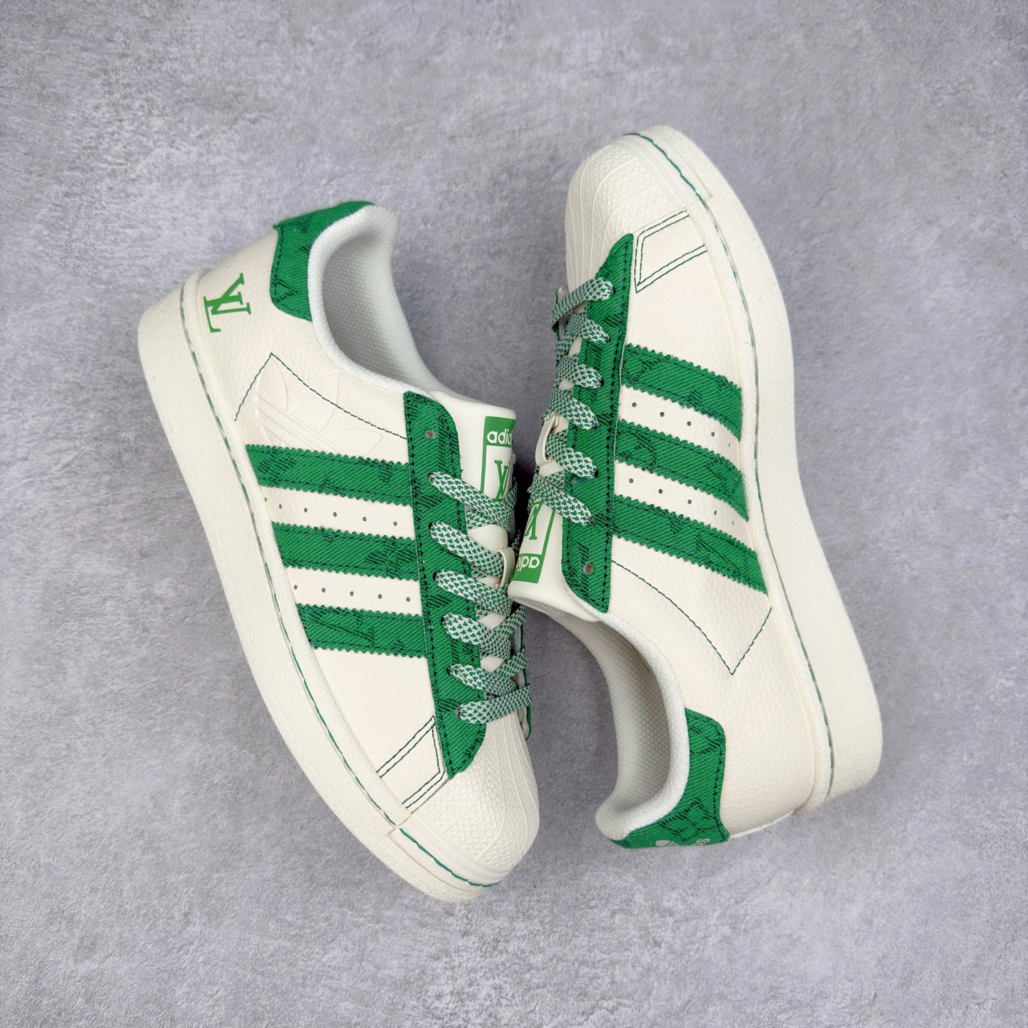 图片[3]-＃C2 AD Originals Superstar 经典复古贝壳头板鞋 XS0017 诞生于1969年 是第一双将全皮面鞋 身与橡胶鞋头结合在一起的低帮篮球鞋 Superstar最开始 是作为高帮篮球鞋Pro Model的低帮版本而出现的 但因为其独特和醒目的橡胶鞋头造型而让大家熟知 被大家形象地称为\\\”shelltoe\\\”贝壳头 在70年代的美国职业篮球场上 接近3/4的NBA球员都将这双Superstar作为场上用鞋 80年代之后 经过不断的改良和发展 Superstar逐渐成为横跨时装、音乐、街头文化、休闲和运动等各大领域的时尚潮鞋 尺码：36 36.5 37 38 38.5 39 40 40.5 41 42 42.5 43 44 44.5 45-选品中心