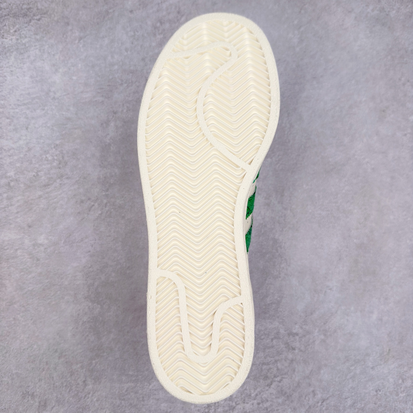 图片[9]-＃C2 AD Originals Superstar 经典复古贝壳头板鞋 XS0017 诞生于1969年 是第一双将全皮面鞋 身与橡胶鞋头结合在一起的低帮篮球鞋 Superstar最开始 是作为高帮篮球鞋Pro Model的低帮版本而出现的 但因为其独特和醒目的橡胶鞋头造型而让大家熟知 被大家形象地称为\\\”shelltoe\\\”贝壳头 在70年代的美国职业篮球场上 接近3/4的NBA球员都将这双Superstar作为场上用鞋 80年代之后 经过不断的改良和发展 Superstar逐渐成为横跨时装、音乐、街头文化、休闲和运动等各大领域的时尚潮鞋 尺码：36 36.5 37 38 38.5 39 40 40.5 41 42 42.5 43 44 44.5 45-选品中心