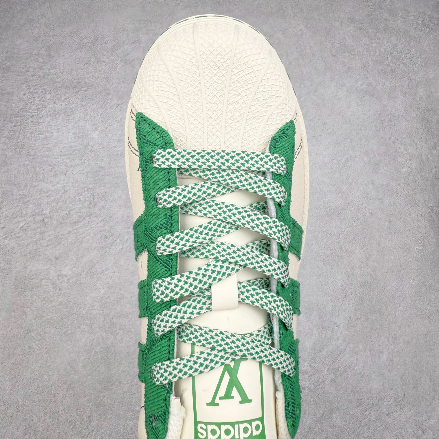 图片[4]-＃C2 AD Originals Superstar 经典复古贝壳头板鞋 XS0017 诞生于1969年 是第一双将全皮面鞋 身与橡胶鞋头结合在一起的低帮篮球鞋 Superstar最开始 是作为高帮篮球鞋Pro Model的低帮版本而出现的 但因为其独特和醒目的橡胶鞋头造型而让大家熟知 被大家形象地称为\\\”shelltoe\\\”贝壳头 在70年代的美国职业篮球场上 接近3/4的NBA球员都将这双Superstar作为场上用鞋 80年代之后 经过不断的改良和发展 Superstar逐渐成为横跨时装、音乐、街头文化、休闲和运动等各大领域的时尚潮鞋 尺码：36 36.5 37 38 38.5 39 40 40.5 41 42 42.5 43 44 44.5 45-选品中心