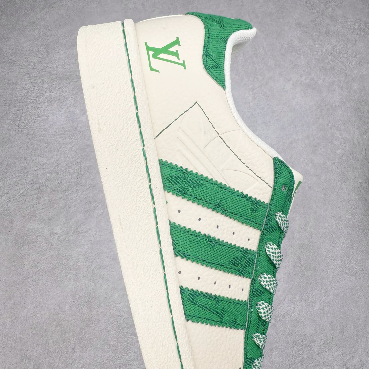 图片[6]-＃C2 AD Originals Superstar 经典复古贝壳头板鞋 XS0017 诞生于1969年 是第一双将全皮面鞋 身与橡胶鞋头结合在一起的低帮篮球鞋 Superstar最开始 是作为高帮篮球鞋Pro Model的低帮版本而出现的 但因为其独特和醒目的橡胶鞋头造型而让大家熟知 被大家形象地称为\\\”shelltoe\\\”贝壳头 在70年代的美国职业篮球场上 接近3/4的NBA球员都将这双Superstar作为场上用鞋 80年代之后 经过不断的改良和发展 Superstar逐渐成为横跨时装、音乐、街头文化、休闲和运动等各大领域的时尚潮鞋 尺码：36 36.5 37 38 38.5 39 40 40.5 41 42 42.5 43 44 44.5 45-选品中心