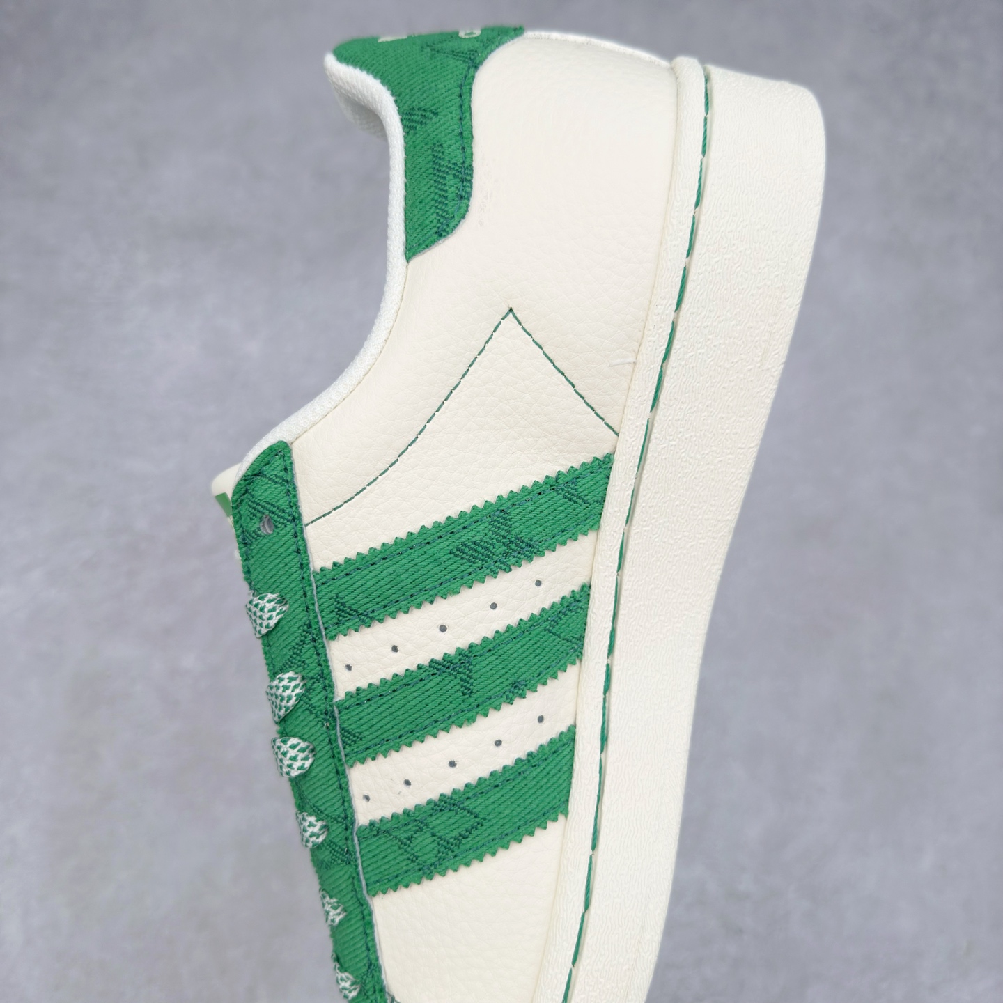 图片[7]-＃C2 AD Originals Superstar 经典复古贝壳头板鞋 XS0017 诞生于1969年 是第一双将全皮面鞋 身与橡胶鞋头结合在一起的低帮篮球鞋 Superstar最开始 是作为高帮篮球鞋Pro Model的低帮版本而出现的 但因为其独特和醒目的橡胶鞋头造型而让大家熟知 被大家形象地称为\\\”shelltoe\\\”贝壳头 在70年代的美国职业篮球场上 接近3/4的NBA球员都将这双Superstar作为场上用鞋 80年代之后 经过不断的改良和发展 Superstar逐渐成为横跨时装、音乐、街头文化、休闲和运动等各大领域的时尚潮鞋 尺码：36 36.5 37 38 38.5 39 40 40.5 41 42 42.5 43 44 44.5 45-选品中心