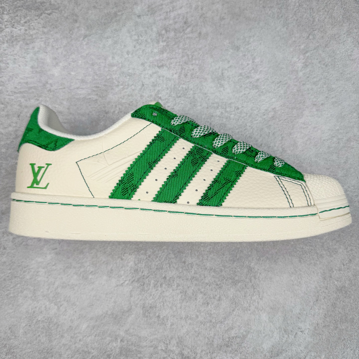 ＃C2 AD Originals Superstar 经典复古贝壳头板鞋 XS0017 诞生于1969年 是第一双将全皮面鞋 身与橡胶鞋头结合在一起的低帮篮球鞋 Superstar最开始 是作为高帮篮球鞋Pro Model的低帮版本而出现的 但因为其独特和醒目的橡胶鞋头造型而让大家熟知 被大家形象地称为\\\”shelltoe\\\”贝壳头 在70年代的美国职业篮球场上 接近3/4的NBA球员都将这双Superstar作为场上用鞋 80年代之后 经过不断的改良和发展 Superstar逐渐成为横跨时装、音乐、街头文化、休闲和运动等各大领域的时尚潮鞋 尺码：36 36.5 37 38 38.5 39 40 40.5 41 42 42.5 43 44 44.5 45-选品中心