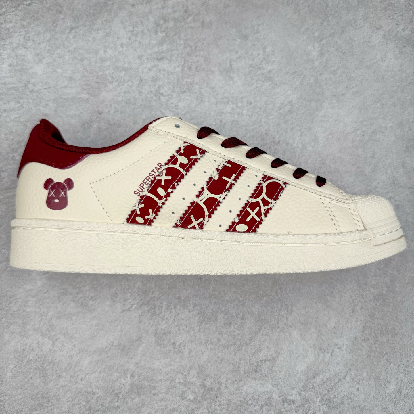 ＃C2 AD Originals Superstar 经典复古贝壳头板鞋 AD8011 诞生于1969年 是第一双将全皮面鞋 身与橡胶鞋头结合在一起的低帮篮球鞋 Superstar最开始 是作为高帮篮球鞋Pro Model的低帮版本而出现的 但因为其独特和醒目的橡胶鞋头造型而让大家熟知 被大家形象地称为\\\”shelltoe\\\”贝壳头 在70年代的美国职业篮球场上 接近3/4的NBA球员都将这双Superstar作为场上用鞋 80年代之后 经过不断的改良和发展 Superstar逐渐成为横跨时装、音乐、街头文化、休闲和运动等各大领域的时尚潮鞋 尺码：36 36.5 37 38 38.5 39 40 40.5 41 42 42.5 43 44 44.5 45-选品中心