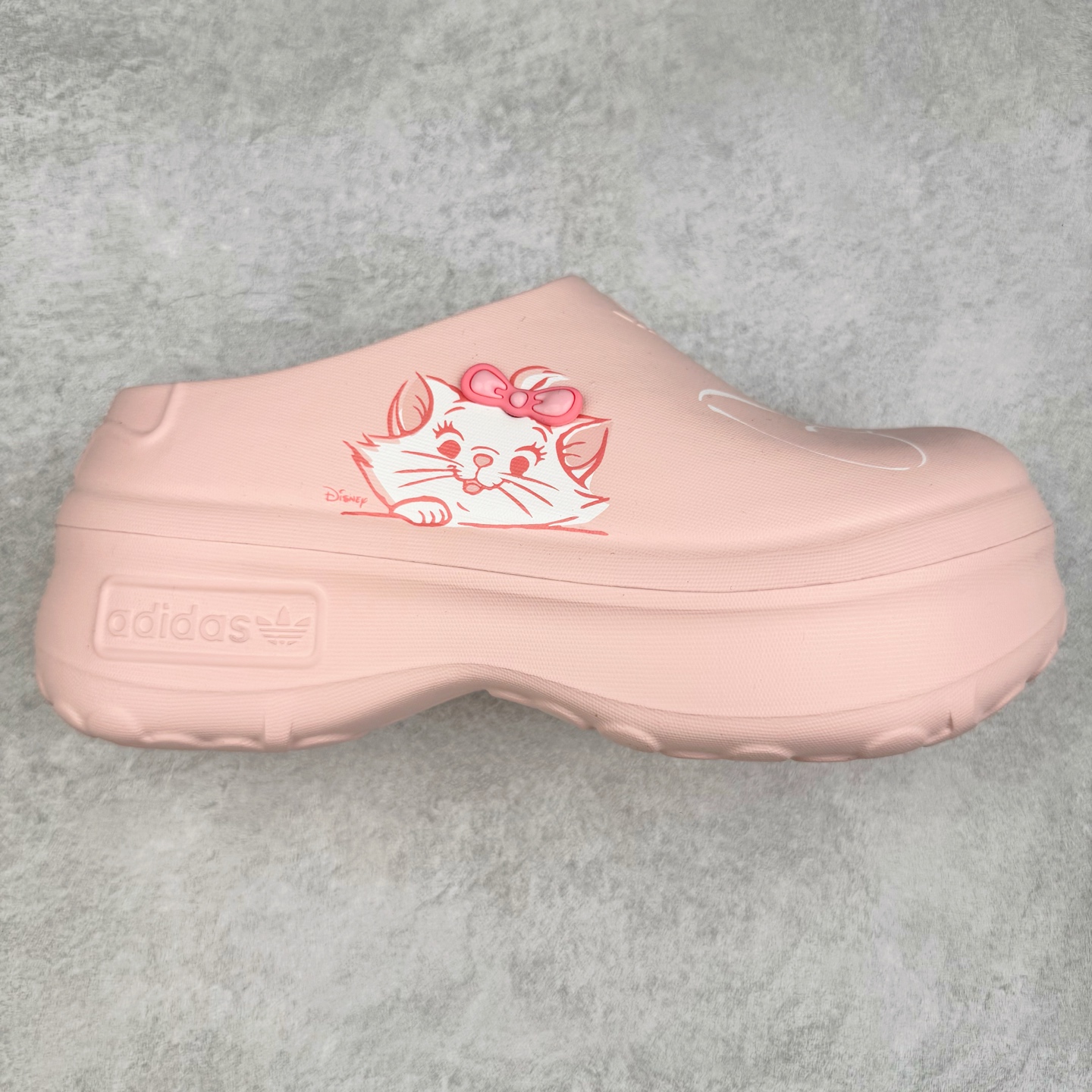 AD Originals AdiFOM Superstar Mule 防滑耐磨轻便运动凉鞋穆勒厨师鞋 这款拖鞋旨在致敬经典的贝壳头简约鞋面和后跟细节灵感源于原版 并通过厚实的比例和超光滑的触感 带来现代风格的革新 采用含有甘蔗制成的泡沫材料 心系环保 摆脱绑带或鞋带束缚 易于穿脱 保持舒适 采用天然可再生材料 旨在帮助减少塑料污染 偏小一码 尺码：36 37 38 39 40 41 42 43 44 45-选品中心