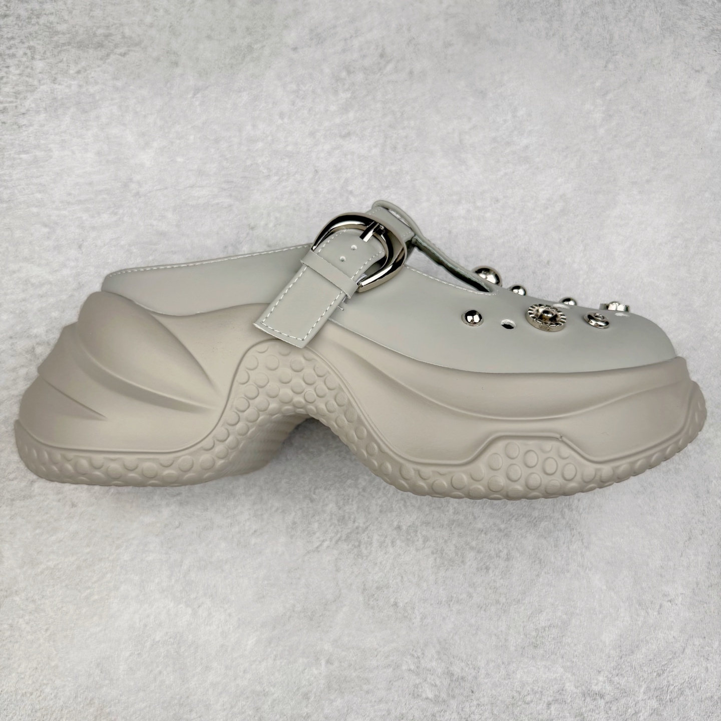 GG-CC 7.5CM 2025年夏季新款 时尚厚底洞洞拖鞋女通勤沙滩凉拖 MAX广东大厂出品‼ 品质推荐 春夏必备的一脚蹬包头洞洞拖鞋 厚底增高 拖拖的少女乐 秒变大长脚视感 百变穿搭 灵动闪闪的五金水钻点缀 简约大方 而不失高奢感 货号:G25S1502 尺码:35 36 37 38 39 40-选品中心