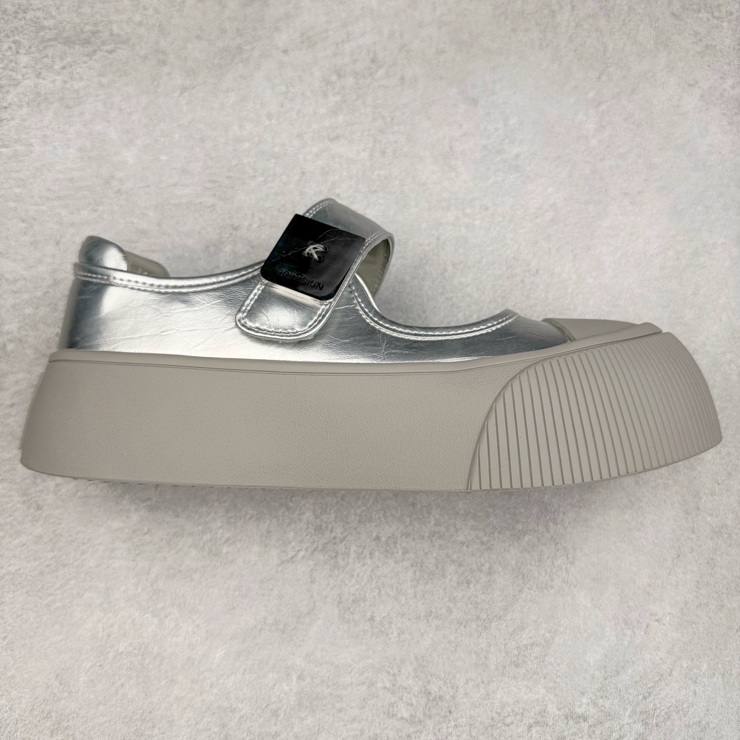 新晋潮流鞋靴品牌GGCC夏季新款 4.5cm厚底【银河微光】陈都灵同款 GG-CC厚底芭蕾舞 法式玛丽珍单鞋 夏季踏青舒适度和少女感我都要 金属方扣实属摩登小心机 舒适!百搭性!摩登圆润饱满楦头! 纹裂金属牛皮!柔韧有型!光泽雅致 羊皮革垫脚!亲肤细腻!透气舒爽! 优化比例!视觉增高! 橡胶大底止滑耐磨步稳回弹! 给#女生的宝藏休闲鞋 货号：G25U4817 尺码：35 36 37 38 39 40-选品中心