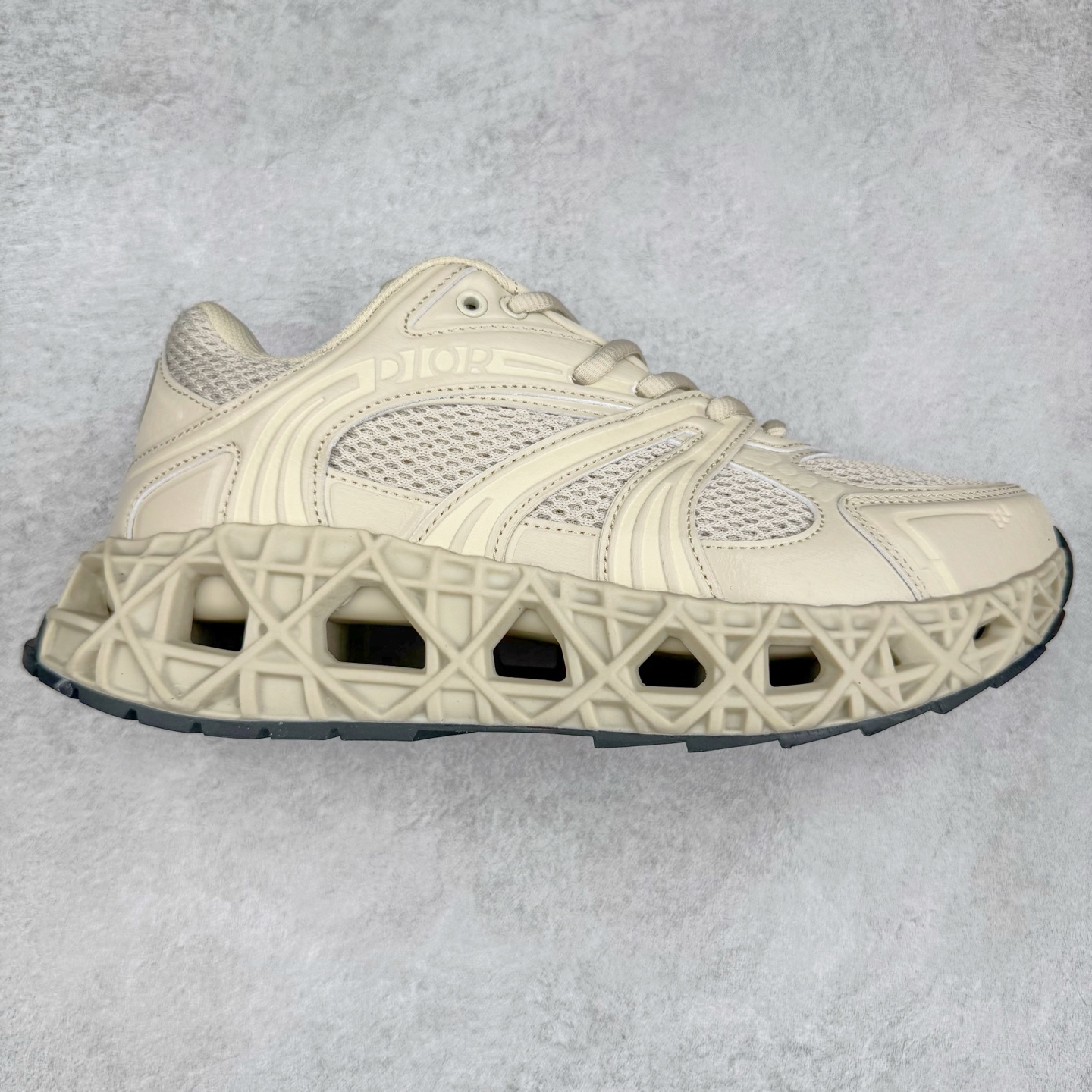 Dior x Kaws迪奥 联名款B35胶囊系列 镂空 网面 原版购入开发 做货 这款名为B35 NXT 的新款运动鞋，采用了 3D打印技术制成镂空式鞋底，鞋身部分则是十分契合当下审美的老爹鞋样式网面拼接与流畅线条布局，将复古千禧感与现代科技感浑然融为一体；且从当前已曝光的版本来看，这双新鞋款还提供了亮色系、暗色系，以及复古低饱和色系等不同风格配色方案选择，在不同风格造型中都有着十分不俗的兼容性。将前沿科技与复古审美相结合的鞋履新作 配送专柜精美包装🛍📦 ▪面料： 原版定制进口网面+科技面料 ▪内里：定制进口透气网里 ▪鞋底：原版开模防滑橡胶材质 ▪底厚：6CM ▪尺码： 35-45-选品中心