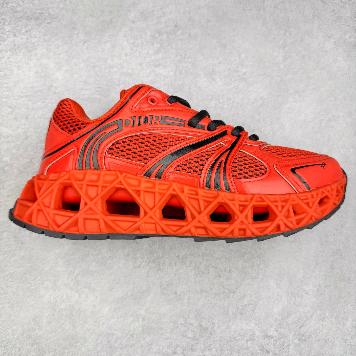 Dior x Kaws迪奥 联名款B35胶囊系列 镂空 网面 原版购入开发 做货 这款名为B35 NXT 的新款运动鞋，采用了 3D打印技术制成镂空式鞋底，鞋身部分则是十分契合当下审美的老爹鞋样式网面拼接与流畅线条布局，将复古千禧感与现代科技感浑然融为一体；且从当前已曝光的版本来看，这双新鞋款还提供了亮色系、暗色系，以及复古低饱和色系等不同风格配色方案选择，在不同风格造型中都有着十分不俗的兼容性。将前沿科技与复古审美相结合的鞋履新作 配送专柜精美包装🛍📦 ▪面料： 原版定制进口网面+科技面料 ▪内里：定制进口透气网里 ▪鞋底：原版开模防滑橡胶材质 ▪底厚：6CM ▪尺码： 35-45-选品中心