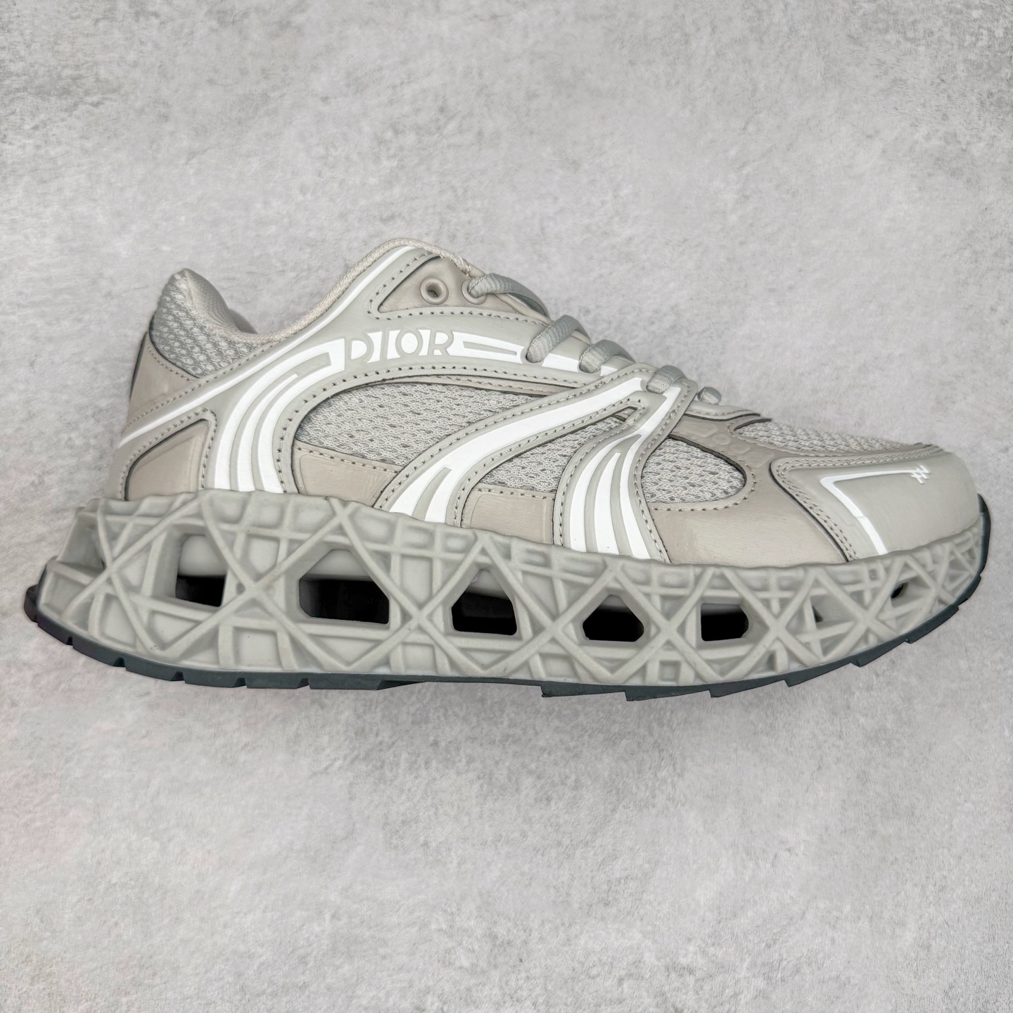 Dior x Kaws迪奥 联名款B35胶囊系列 镂空 网面 原版购入开发 做货 这款名为B35 NXT 的新款运动鞋，采用了 3D打印技术制成镂空式鞋底，鞋身部分则是十分契合当下审美的老爹鞋样式网面拼接与流畅线条布局，将复古千禧感与现代科技感浑然融为一体；且从当前已曝光的版本来看，这双新鞋款还提供了亮色系、暗色系，以及复古低饱和色系等不同风格配色方案选择，在不同风格造型中都有着十分不俗的兼容性。将前沿科技与复古审美相结合的鞋履新作 配送专柜精美包装🛍📦 ▪面料： 原版定制进口网面+科技面料 ▪内里：定制进口透气网里 ▪鞋底：原版开模防滑橡胶材质 ▪底厚：6CM ▪尺码： 35-45-选品中心