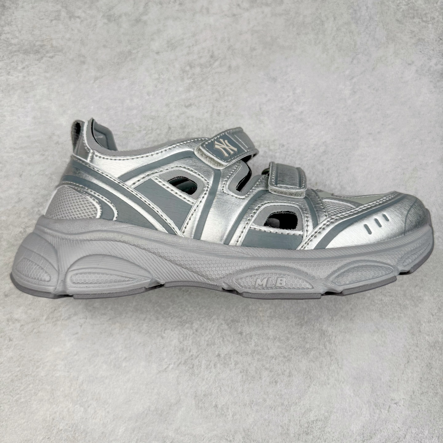 MLB Sandal Chunky Mask 纽约洋基队百搭时尚运动凉鞋 MLB是韩国F&F旗下潮流服装品牌 拥有150年历史的经典传统 是街头文化和国际生活方式的领导者 MLB拥有包括男装、女装、童装、配饰在内的全品类服饰 提供覆盖各性别、各年龄层、From Head to Toe的穿搭装备 其产品结合了韩国的时尚造型与质感 展现了运动服饰也可以兼具时尚潮流的风格 在产品设计上 MLB不仅融合了美国职业棒球大联盟的各当家球队 更结合了棒球运动中的各个元素 复古风范自信控场 复古鞋型率先勾描独特的自我态度 在经典线条与时尚元素的精彩交织下刷新街头复古运动风潮 质感十足兼备卓越的舒适透气性能迎合夏日追求的自在脚感。尺码：36 36.5 37.5 38 38.5 39 40 40.5 41 42 42.5 43 44 45-选品中心