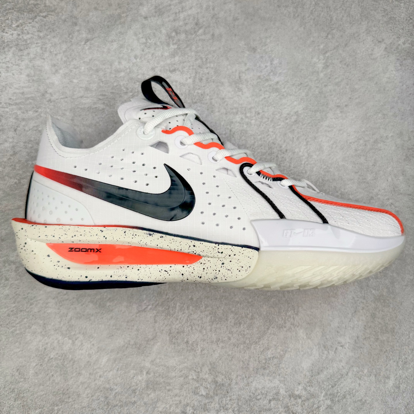 NK G.T. Cut 3.0 EP GT3代实战篮球鞋 IB8870-191 该鞋款采用出众回弹设计 为切入、转向和移步篮筐提供出色的能量回馈 回弹性能带来弹力充沛的迈步体验 助你爆发疾速 全掌型 ZoomX 泡绵 缔造弹力出众的轻盈迈步体验 助你在比赛升温时能够急速快攻 驰骋全场 鞋面绳线与鞋带相结合 有助稳固前足 后跟搭配加垫鞋口 为脚踝营造舒适稳固感受 全掌型 ZoomX 泡绵 能够带来出众的能量回馈 前足外侧采用精巧塑料覆面 在瞬间爆发时提供稳固脚感 尺码：39 40 40.5 41 42 42.5 43 44 44.5 45 46-选品中心