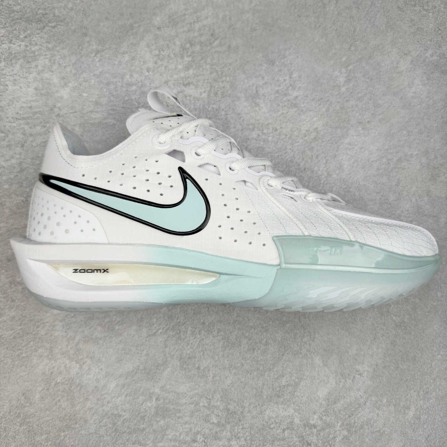 NK G.T. Cut 3.0 EP GT3代实战篮球鞋 DV2913-104 该鞋款采用出众回弹设计 为切入、转向和移步篮筐提供出色的能量回馈 回弹性能带来弹力充沛的迈步体验 助你爆发疾速 全掌型 ZoomX 泡绵 缔造弹力出众的轻盈迈步体验 助你在比赛升温时能够急速快攻 驰骋全场 鞋面绳线与鞋带相结合 有助稳固前足 后跟搭配加垫鞋口 为脚踝营造舒适稳固感受 全掌型 ZoomX 泡绵 能够带来出众的能量回馈 前足外侧采用精巧塑料覆面 在瞬间爆发时提供稳固脚感 尺码：39 40 40.5 41 42 42.5 43 44 44.5 45 46-选品中心