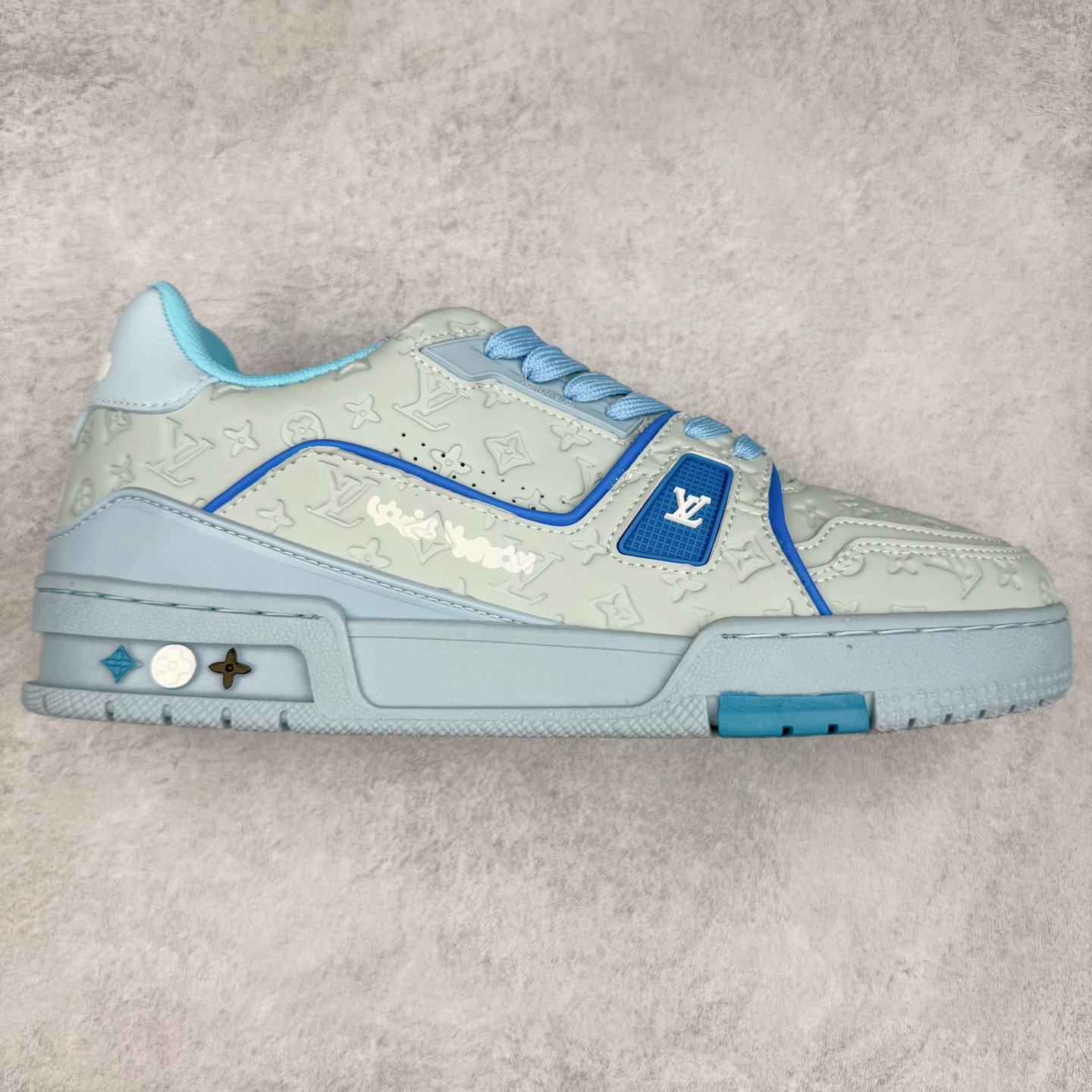 ＃TG Louis Vuitton Trainer lv时装走秀运动鞋板鞋 纯白 老外外贸私人订单 口碑实力大厂出品 出货即市场巅峰 全套原纸板楦头开发 原汁原味 完美呈现版型 原数据独家私模大底 超高清洁度 极限压缩成本 超级跑量款式 全套原楦原纸版原鞋开模 独家磨具开发男女鞋 全网最具灵魂的版型 正确原装黄色鞋盒 正确中底印花 鞋面印花3D高频深度立体 全鞋电脑针车 紧密相连 针距密度一致 环保乳胶注塑鞋垫 厚度脚感还原原版 皮面裁剪部位 统一油边封口工艺 原装橡胶大底含胶量大底组合零偏差 专柜全套包装 防尘袋 说明书 质保卡 尺码：35 36 37 38 39 40 41 42 43 44 45-选品中心