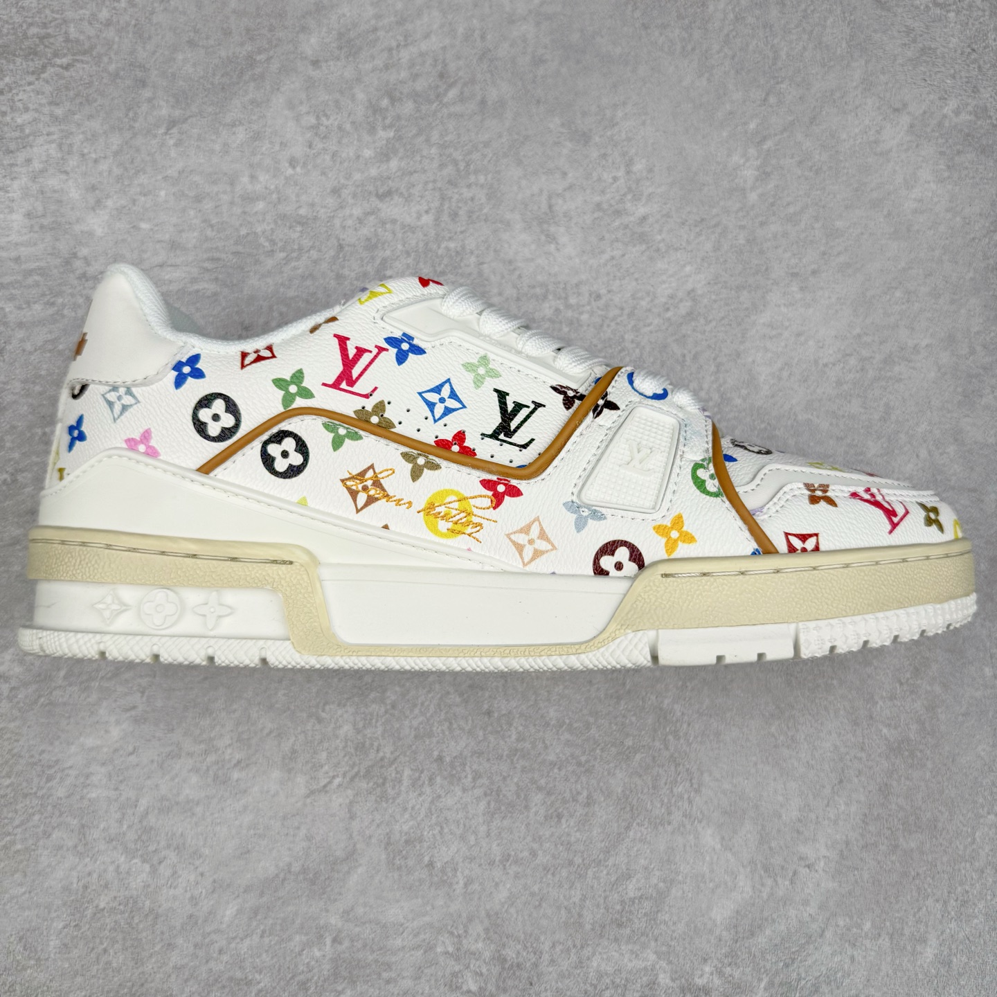 ＃TG Louis Vuitton Trainer lv时装走秀运动鞋板鞋 纯白 老外外贸私人订单 口碑实力大厂出品 出货即市场巅峰 全套原纸板楦头开发 原汁原味 完美呈现版型 原数据独家私模大底 超高清洁度 极限压缩成本 超级跑量款式 全套原楦原纸版原鞋开模 独家磨具开发男女鞋 全网最具灵魂的版型 正确原装黄色鞋盒 正确中底印花 鞋面印花3D高频深度立体 全鞋电脑针车 紧密相连 针距密度一致 环保乳胶注塑鞋垫 厚度脚感还原原版 皮面裁剪部位 统一油边封口工艺 原装橡胶大底含胶量大底组合零偏差 专柜全套包装 防尘袋 说明书 质保卡 尺码：35 36 37 38 39 40 41 42 43 44 45-选品中心