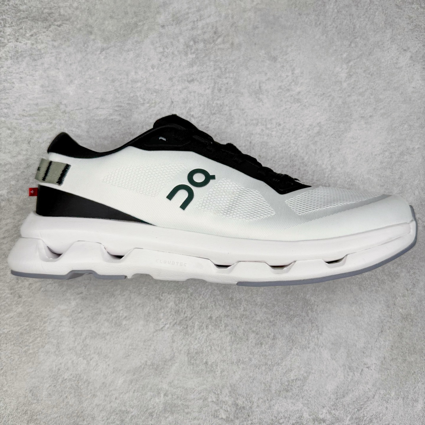 KITH x On Cloudzone 昂跑舒适百搭防滑耐磨 低帮休闲跑步鞋 昂跑运动品牌 开创于2010年 缓震着陆、强效回弹、轻柔质感的设计构思始终是ON研制关键 与此同时基于“为全球提供革新性的跑步感受”信念 陆续推出了多款跑鞋及其以专业运动人体跑步工程学为设计关键的功能性跑步服饰设备 让跑者不费力气地畅快畅跑 尺码：36 36.5 37.5 38 38.5 39 40 40.5 41 42 42.5 43 44 44.5 45-选品中心