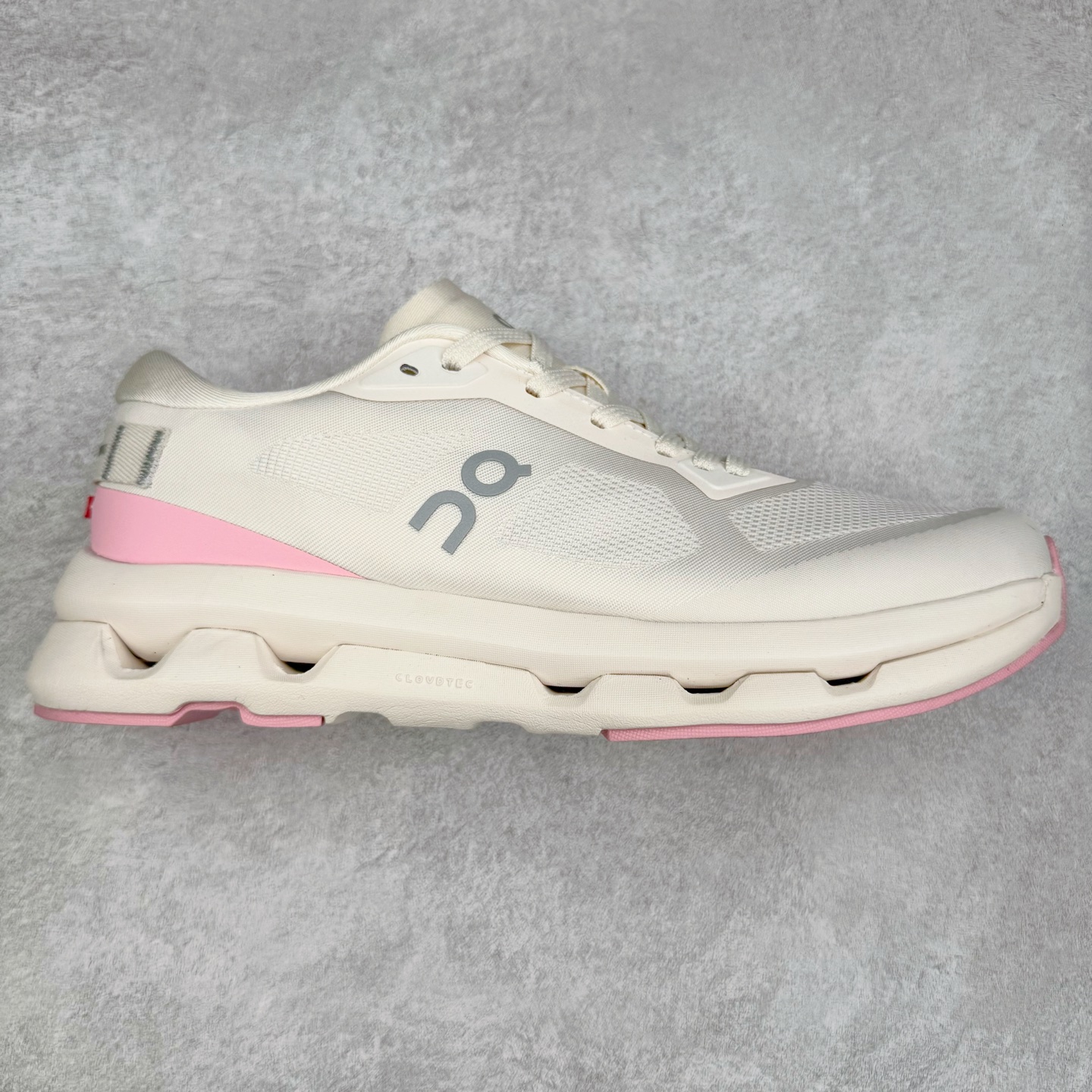 KITH x On Cloudzone 昂跑舒适百搭防滑耐磨 低帮休闲跑步鞋 昂跑运动品牌 开创于2010年 缓震着陆、强效回弹、轻柔质感的设计构思始终是ON研制关键 与此同时基于“为全球提供革新性的跑步感受”信念 陆续推出了多款跑鞋及其以专业运动人体跑步工程学为设计关键的功能性跑步服饰设备 让跑者不费力气地畅快畅跑 尺码：36 36.5 37.5 38 38.5 39 40 40.5 41 42 42.5 43 44 44.5 45-选品中心