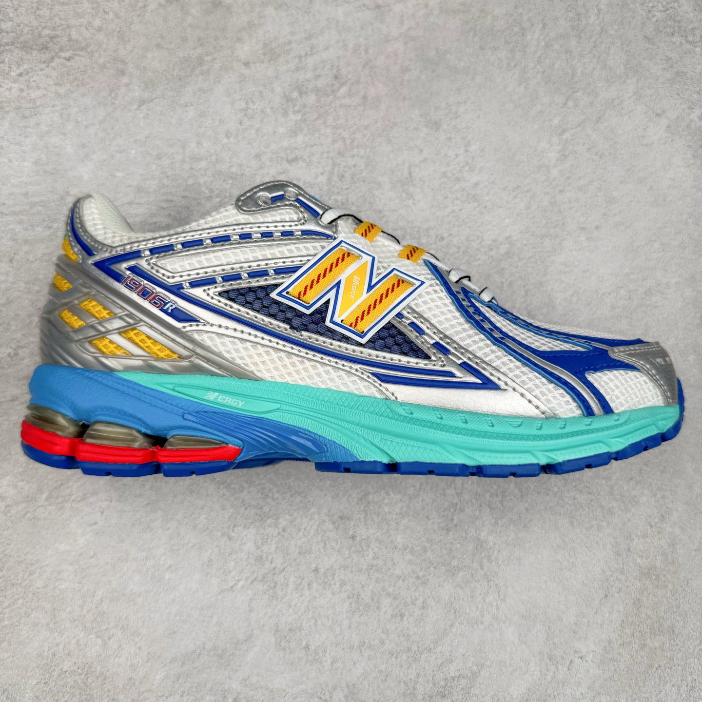 New Balance M1906R NB新百伦系列复古老爹风休闲运动慢跑鞋 日韩出口特供订单 全网最全配色 配套商长期套现长期补货 全新货品 正常出厂触屏不到的单价 超级跑量款 全套原楦原纸板原厂数据开发 进口三明治网面 原装进口翻毛皮料正确绒感卡色 正确中底拉帮中底网布细节 采用轻质牛剖革拼接透气网眼衬垫织物鞋面材质 T-Beam大底提供足步弓支撑 保持步态稳定 后跟搭载外露缓震胶 鞋身整体以各种深浅不一的灰色覆盖 鞋头以淡蓝色调装饰 网眼衬垫通过不规律的色块实现做旧的美感 泛黄的鞋底更是进一步增添了复古气息 尺码：36 37 37.5 38 38.5 39.5 40 40.5 41.5 42 42.5 43 44 45-选品中心