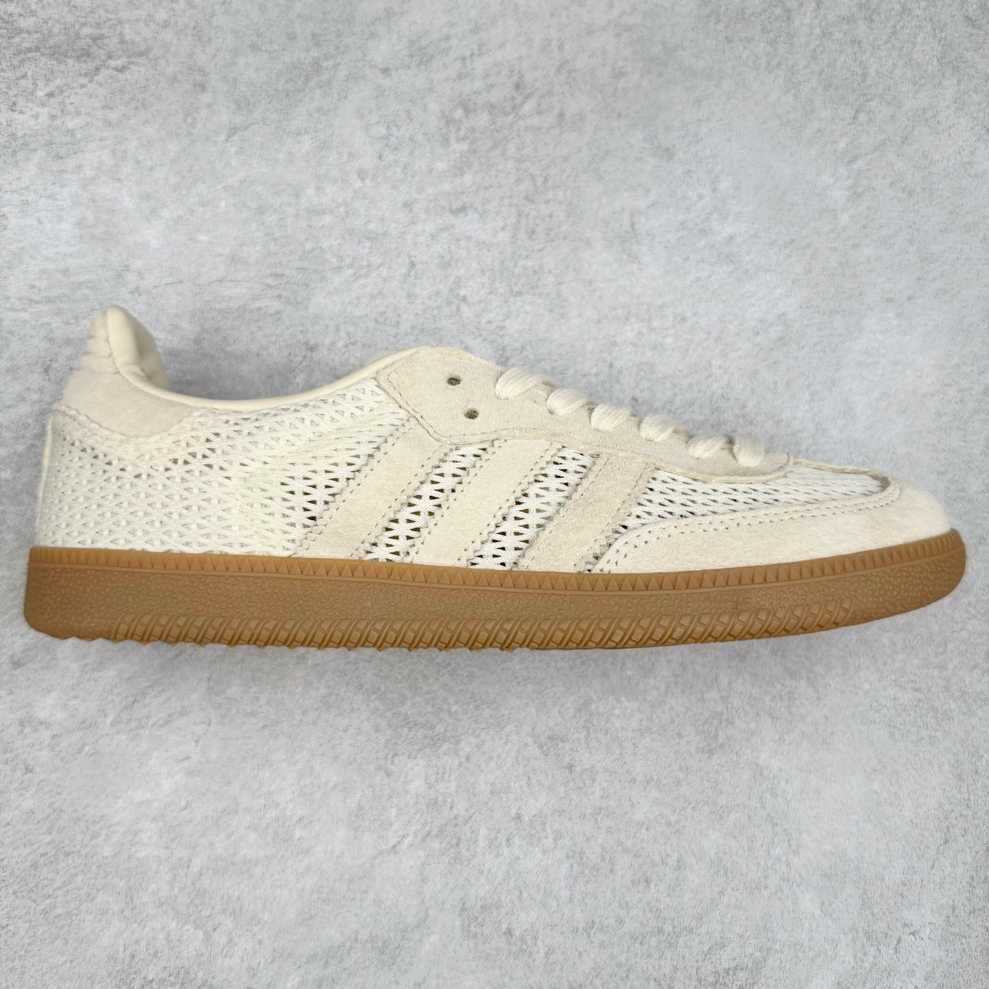 AD Original Samba OG 复古经典轻便板鞋 KK3528 这款桑巴鞋展示了高质量的工艺 带有装饰的超锁缝制和无缝的手感 柔软、柔软的皮革造型和标志性的3条纹完成了精致的外观 正规合身鞋带 鞋面上有绒面鞋垫 橡胶鞋底 享受正畸套筒软感 自50年代首次亮相以来就一直在赢得粉丝的青睐 尺码：36 36.5 37.5 38 38.5 39 40 40.5 41 42 42.5 43 44 44.5 45-选品中心