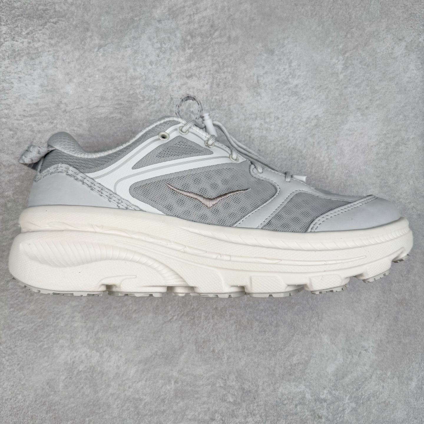 HOKA ONE ONE Bondi B3 LS 运动舒适低帮跑步鞋 男女同款 HOKA ONE ONE是来自美国的跑步鞋知名品牌，创立于2009年，始终致力于为所有跑者提供更新、更好的跑步装备。相比常规跑鞋，HOKA ONE ONE特别研发使用性能独特的几何形跑鞋中底，此种鞋底更厚、更高、回弹性也更好，除了卓越的缓冲性能，它还能为各种阶段的跑者带来更具动感、更加稳定的跑步体验。HOKAONE ONE从设计之初就清楚意识到，要保证跑者步幅的均匀一致，双脚自然而然的运动至关重要。实拍调校N版已经零色差零失真 百分百还原实物色彩所见即所得 不存在货不对板色差等低级问题 选购参考实物拍摄 不混卖不参货 只用心做好货严格选品 承诺混一赔十 尺码：36 36.5 37.5 38 38.5 39 40 40.5 41 42 42.5 43 44 44.5 45-选品中心