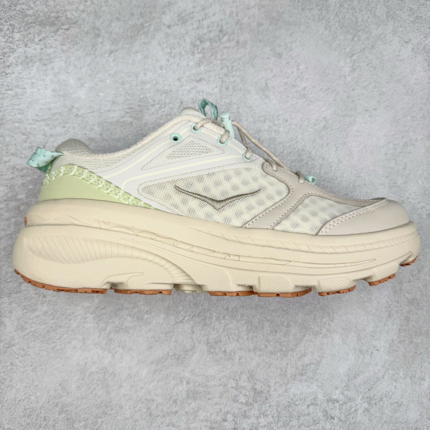 HOKA ONE ONE Bondi B3 LS 运动舒适低帮跑步鞋 男女同款 HOKA ONE ONE是来自美国的跑步鞋知名品牌，创立于2009年，始终致力于为所有跑者提供更新、更好的跑步装备。相比常规跑鞋，HOKA ONE ONE特别研发使用性能独特的几何形跑鞋中底，此种鞋底更厚、更高、回弹性也更好，除了卓越的缓冲性能，它还能为各种阶段的跑者带来更具动感、更加稳定的跑步体验。HOKAONE ONE从设计之初就清楚意识到，要保证跑者步幅的均匀一致，双脚自然而然的运动至关重要。实拍调校N版已经零色差零失真 百分百还原实物色彩所见即所得 不存在货不对板色差等低级问题 选购参考实物拍摄 不混卖不参货 只用心做好货严格选品 承诺混一赔十 尺码：36 36.5 37.5 38 38.5 39 40 40.5 41 42 42.5 43 44 44.5 45-选品中心