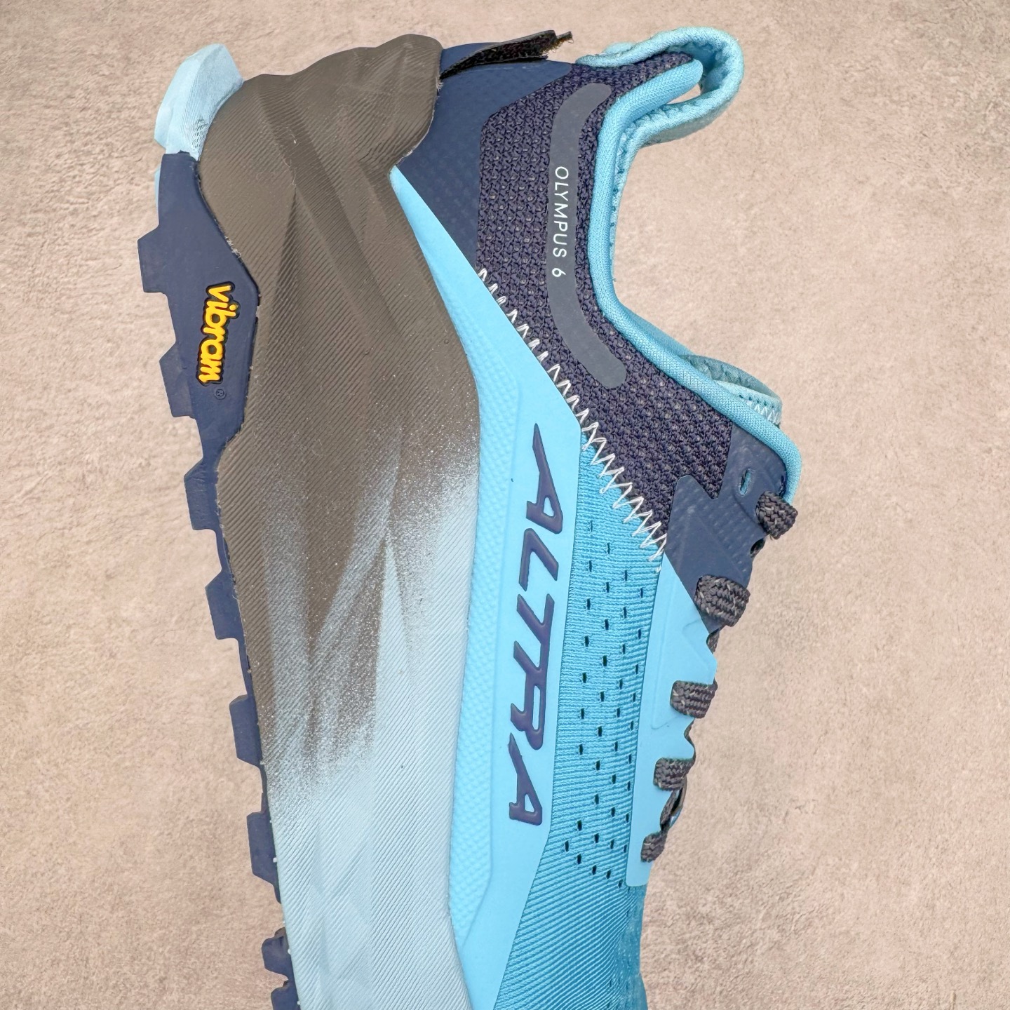 图片[6]-＃纯原 Altra OLYMPUS 6 奥创奥林匹斯六代舒适百搭防滑耐磨低帮户外跑步鞋 2009年，长跑精英运动员Golden Harper在美国犹他州创立了“Altra Footwear”，跑鞋特点是采用舒适的FootShape™M（很适鞋楦）设计和独特的BalancedCushioning™（平衡缓冲）技术，帮助遭受伤病困扰的跑者回归跑步，从而迅速积累起良好的口碑。2011年品牌迅速发展，屡获大奖。2015年开始不仅占据全美跑鞋前十，足迹更是遍布全球。2016年Altra正式进入中国市场，凭借独特的品牌风格以及出色的性能表现，三年来获得越来越多普通跑者的喜爱。销售业绩增长迅速，成为中国越野跑市场占有量前三的跑鞋品牌。实拍调校N版已经零色差零失真 百分百还原实物色彩所见即所得 不存在货不对板色差等低级问题 选购参考实物拍摄 不混卖不参货 只用心做好货严格选品 承诺混一赔十 尺码：39 40 40.5 41 42 42.5 43 44 44.5 45-选品中心