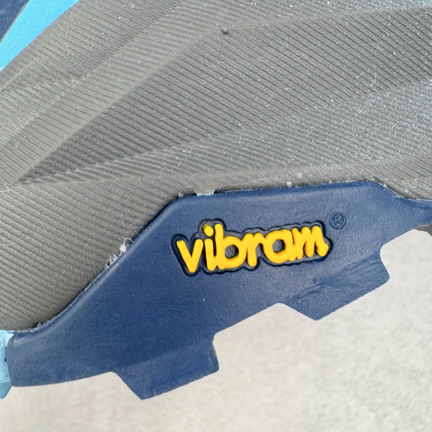 图片[20]-＃纯原 Altra OLYMPUS 6 奥创奥林匹斯六代舒适百搭防滑耐磨低帮户外跑步鞋 2009年，长跑精英运动员Golden Harper在美国犹他州创立了“Altra Footwear”，跑鞋特点是采用舒适的FootShape™M（很适鞋楦）设计和独特的BalancedCushioning™（平衡缓冲）技术，帮助遭受伤病困扰的跑者回归跑步，从而迅速积累起良好的口碑。2011年品牌迅速发展，屡获大奖。2015年开始不仅占据全美跑鞋前十，足迹更是遍布全球。2016年Altra正式进入中国市场，凭借独特的品牌风格以及出色的性能表现，三年来获得越来越多普通跑者的喜爱。销售业绩增长迅速，成为中国越野跑市场占有量前三的跑鞋品牌。实拍调校N版已经零色差零失真 百分百还原实物色彩所见即所得 不存在货不对板色差等低级问题 选购参考实物拍摄 不混卖不参货 只用心做好货严格选品 承诺混一赔十 尺码：39 40 40.5 41 42 42.5 43 44 44.5 45-选品中心